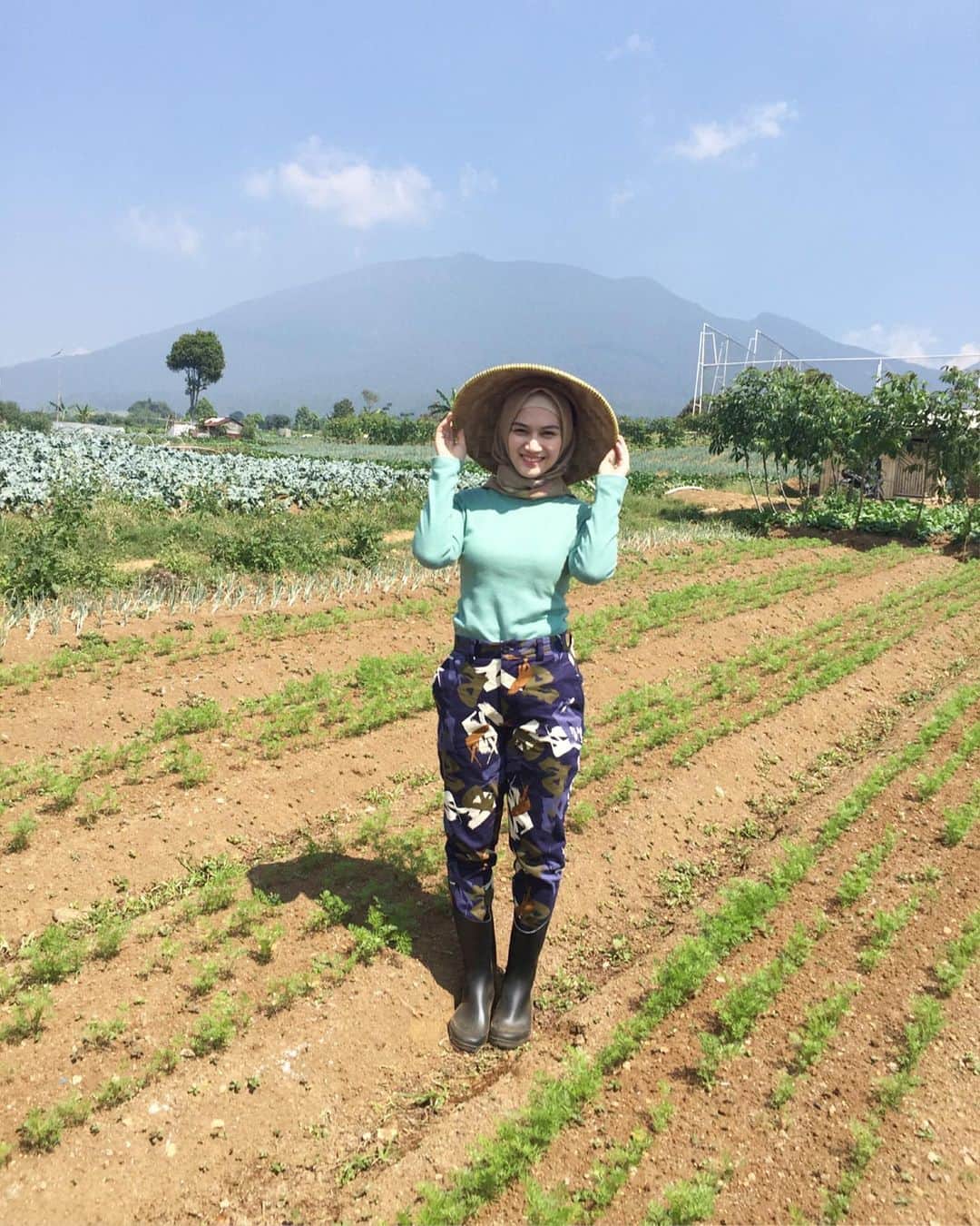 メロディー・ヌランダニ・ラクサニさんのインスタグラム写真 - (メロディー・ヌランダニ・ラクサニInstagram)「This is the land of ‘Wortel Kuroda,’ which has been planted a month ago... I’m so happy that they’re flourishing😍🥕 #japan #asean #goodwill #ambassador #food #agriculture #momotarotomato #tomat」6月27日 17時05分 - melodylaksani92