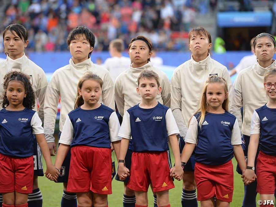 日本サッカー協会さんのインスタグラム写真 - (日本サッカー協会Instagram)「📸MATCH PHOTO 日本時間6/26(火)4時、FIFA女子ワールドカップ ラウンド16で、#なでしこジャパン はオランダと対戦。ベスト8進出をかけ、負けたら終わりの一発勝負に臨みました！ ・ FIFA女子ワールドカップフランス2019 📅6/26 日本時間4:00キックオフ 📍Roazhon Park #なでしこジャパン 🇯🇵 1-2🇳🇱オランダ ・ ✍️JFA.jpでは、活動レポートを掲載中！ ・ ＜FIFA女子ワールドカップフランス2019＞ なでしこジャパン🇯🇵試合日程  6/10 25:00｜0-0アルゼンチン🇦🇷 6/14 22:00｜2-1 スコットランド🏴󠁧󠁢󠁳󠁣󠁴󠁿 6/20 04:00｜0-2イングランド🏴󠁧󠁢󠁥󠁮󠁧󠁿 6/26 04:00｜1-2オランダ🇳🇱 📺フジテレビ系列、NHK BS、J SPORTSで生中継！ ・ #nadeshiko #世界のなでしこ #なでしこジャパン#FIFAWWC」6月27日 17時05分 - japanfootballassociation
