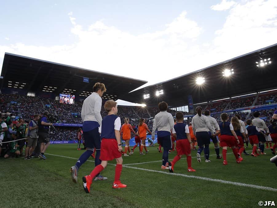 日本サッカー協会さんのインスタグラム写真 - (日本サッカー協会Instagram)「📸MATCH PHOTO 日本時間6/26(火)4時、FIFA女子ワールドカップ ラウンド16で、#なでしこジャパン はオランダと対戦。ベスト8進出をかけ、負けたら終わりの一発勝負に臨みました！ ・ FIFA女子ワールドカップフランス2019 📅6/26 日本時間4:00キックオフ 📍Roazhon Park #なでしこジャパン 🇯🇵 1-2🇳🇱オランダ ・ ✍️JFA.jpでは、活動レポートを掲載中！ ・ ＜FIFA女子ワールドカップフランス2019＞ なでしこジャパン🇯🇵試合日程  6/10 25:00｜0-0アルゼンチン🇦🇷 6/14 22:00｜2-1 スコットランド🏴󠁧󠁢󠁳󠁣󠁴󠁿 6/20 04:00｜0-2イングランド🏴󠁧󠁢󠁥󠁮󠁧󠁿 6/26 04:00｜1-2オランダ🇳🇱 📺フジテレビ系列、NHK BS、J SPORTSで生中継！ ・ #nadeshiko #世界のなでしこ #なでしこジャパン#FIFAWWC」6月27日 17時05分 - japanfootballassociation