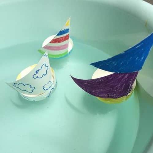 HoiClue♪ [ほいくる]さんのインスタグラム写真 - (HoiClue♪ [ほいくる]Instagram)「＼プカプカヨット／ . たった1つの紙コップが、プカプカ浮かぶヨットに変身⛵️✨ . 自由にアレンジして、自分だけのヨットを作ったら、プールやお風呂に浮かべて、ヨットレースをしてみよう😁🎵 . 作り方の詳細は、 @hoiclue のプロフィールのURLから「ほいくる」へジャンプ→「プカプカヨット」で検索🔎 . ほいくるの投稿を見て遊んだ後は、ぜひ #ほいくる または #hoiclue のタグをつけえ教えてください♬ほいくる公式サイトの記事内で、ご紹介させていただくかも…？ ※その際はInstagramのメッセージにて事前にご連絡させていただきます。  #保育 #遊び #あそび #子ども #こども #製作 #製作遊び #制作 #造形 #工作 #キッズアート #保育 #保育士 #保育園 #幼稚園 #こども園 #廃材 #廃材遊び #廃材リメイク #紙コップ #ヨット #船 #手作りおもちゃ #水遊び #プール #水遊びおもちゃ #夏 #海の日」6月27日 17時22分 - hoiclue