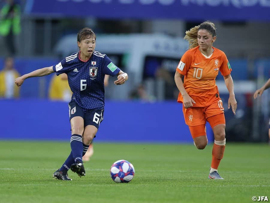 日本サッカー協会さんのインスタグラム写真 - (日本サッカー協会Instagram)「📸MATCH PHOTO ベスト8進出をかけた一戦は、#なでしこジャパン のボールでキックオフ。オランダは序盤から積極的なチェイシングで主導権を握ろうとしますが、それに冷静に対処する日本。17分にコーナーキックから先制点を許すも、なでしこジャパンの代名詞でもある対応力と修正力で徐々に流れを引き寄せていきます。 ・ FIFA女子ワールドカップフランス2019 📅6/26 日本時間4:00キックオフ 📍Roazhon Park #なでしこジャパン 🇯🇵 1-2🇳🇱オランダ ・ ✍️JFA.jpでは、活動レポートを掲載！ ・ ＜FIFA女子ワールドカップフランス2019＞ なでしこジャパン🇯🇵試合日程  6/10 25:00｜0-0アルゼンチン🇦🇷 6/14 22:00｜2-1 スコットランド🏴󠁧󠁢󠁳󠁣󠁴󠁿 6/20 04:00｜0-2イングランド🏴󠁧󠁢󠁥󠁮󠁧󠁿 6/26 04:00｜1-2オランダ🇳🇱 📺フジテレビ系列、NHK BS、J SPORTSで生中継！ ・ #nadeshiko #世界のなでしこ #なでしこジャパン#FIFAWWC」6月27日 17時22分 - japanfootballassociation