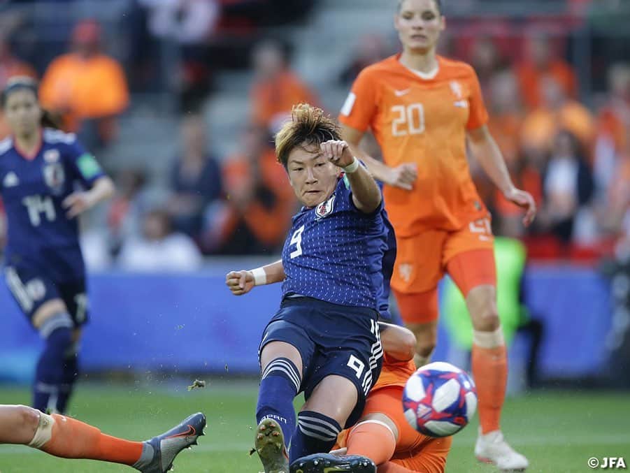 日本サッカー協会さんのインスタグラム写真 - (日本サッカー協会Instagram)「📸MATCH PHOTO ベスト8進出をかけた一戦は、#なでしこジャパン のボールでキックオフ。オランダは序盤から積極的なチェイシングで主導権を握ろうとしますが、それに冷静に対処する日本。17分にコーナーキックから先制点を許すも、なでしこジャパンの代名詞でもある対応力と修正力で徐々に流れを引き寄せていきます。 ・ FIFA女子ワールドカップフランス2019 📅6/26 日本時間4:00キックオフ 📍Roazhon Park #なでしこジャパン 🇯🇵 1-2🇳🇱オランダ ・ ✍️JFA.jpでは、活動レポートを掲載！ ・ ＜FIFA女子ワールドカップフランス2019＞ なでしこジャパン🇯🇵試合日程  6/10 25:00｜0-0アルゼンチン🇦🇷 6/14 22:00｜2-1 スコットランド🏴󠁧󠁢󠁳󠁣󠁴󠁿 6/20 04:00｜0-2イングランド🏴󠁧󠁢󠁥󠁮󠁧󠁿 6/26 04:00｜1-2オランダ🇳🇱 📺フジテレビ系列、NHK BS、J SPORTSで生中継！ ・ #nadeshiko #世界のなでしこ #なでしこジャパン#FIFAWWC」6月27日 17時22分 - japanfootballassociation