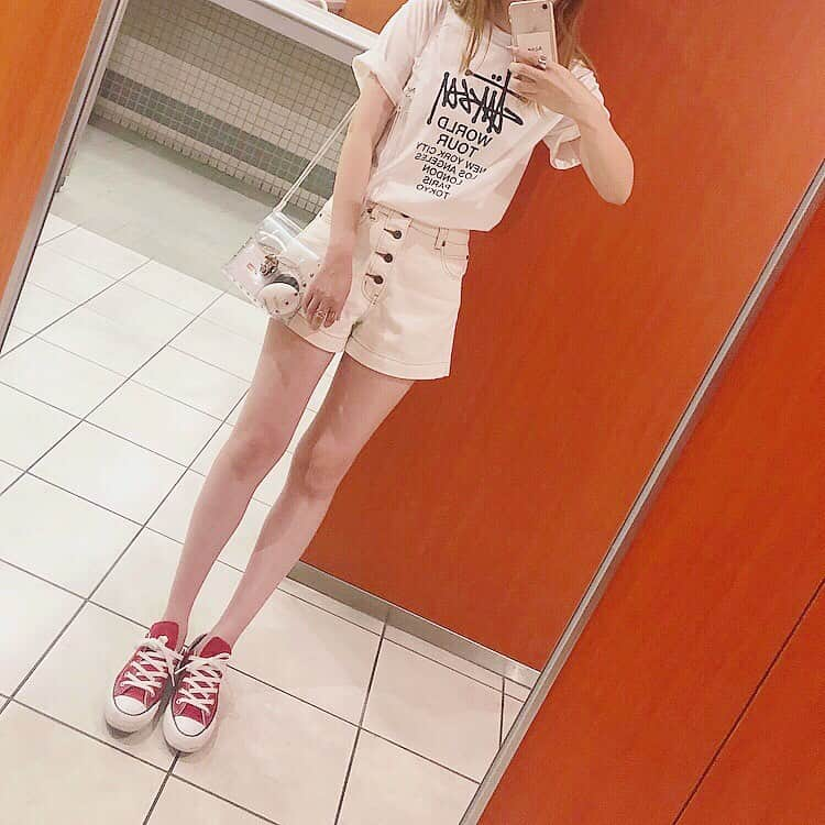 Maiさんのインスタグラム写真 - (MaiInstagram)「#ootd #stussy #moussy #converse #コンバース コーディネートの詳細はブログに書いてます🌿 ・ そして、昨日の嵐のベストアルバムについての投稿に「にわかファンのくせに！」って言われるかと思いきや😂、、、、 ・ 「にわかでも嵐ファンだったのが嬉しくて嬉しくて💓マイさんと共通点があって嬉しかったです！」とか ・ 「maiさんが私の大好きな嵐を聞いてくれる幸せ💓」とDM頂いて、、、 ・ 嵐ファンめっちゃ優しい😭✨ DM下さった方々ありがとうございました🙇‍♀️💛」6月27日 17時24分 - maimaimai1016