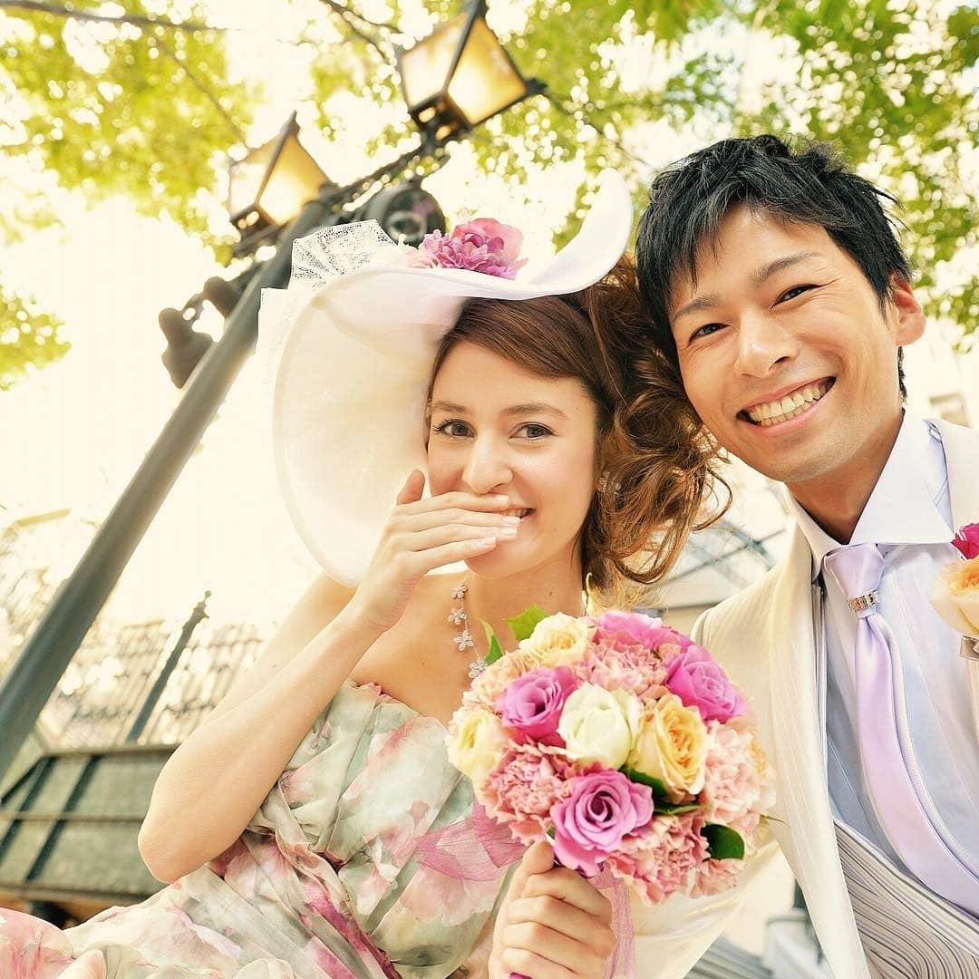 ホテルモントレウェディング【公式】 のインスタグラム：「♥ ￣￣￣￣￣￣￣￣￣￣ @montereyweddingをフォローして 『 #モントレ花嫁 』『 #ホテルモントレ』の タグをつけて投稿してくださいね＊*. . 華やかなプリントの花柄ドレス♡ ベースの色で大人っぽさを 演出できるのがgood！✧ . ◆ホテルモントレ公式HPはこちら* https://www.monterey-wedding.jp . #モントレ #モントレ花婿 #dressy花嫁 #プレ花嫁 #marry花嫁 #卒花 #marryxoxo #wedding #weddingceremony #weddingreception #weddingparty #weddingdress #dress #flower #weddingbouquets #プラコレ #結婚式場 #ウエディングニュース  #日本中のプレ花嫁さんと繋がりたい #結婚式 #パーティー #披露宴 #ホテルウェディング #ウェディングドレス #カラードレス #ドレス迷子 #ドレス」