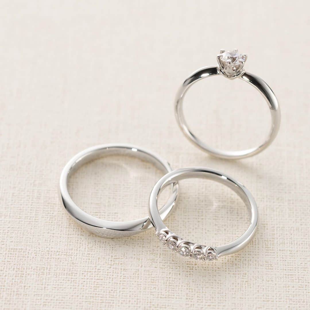 婚約・結婚指輪のI-PRIMO（アイプリモ）公式アカウントさんのインスタグラム写真 - (婚約・結婚指輪のI-PRIMO（アイプリモ）公式アカウントInstagram)「* 最も光り輝く1等星の名を持つ『ハダル』は、アームから爪まで全体に丸みをおびたデザイン。パートナーをやさしく包み込むという想いが込められています。どんなシーンでも着けられる、シンプルなエンゲージリングです。 運命の糸をモチーフに、編み上げたような繊細な透かし模様が特徴的な『ノーナ』。おふたりが歩まれた軌跡のように、つながり・重なり・織りあげられた糸をイメージし、決して離れないふたりの絆を表現したマリッジリングです。 ⠀ 婚約指輪：ハダル  #アイプリモ_ハダル 結婚指輪：ノーナ  #アイプリモ_ノーナ * #iprimo #アイプリモ #婚約指輪 #結婚指輪 #ブライダルリング #エンゲージリング #マリッジリング #プレ花嫁 #結婚準備 #婚約 #結婚」6月27日 17時25分 - iprimo_official