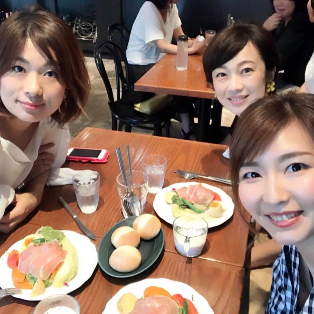 村瀬寛美さんのインスタグラム写真 - (村瀬寛美Instagram)「とってもおしゃれで、ステキなお二人とランチ。ラストロアクセサリーの柏本さん、 love  mystyleパーソナルスタイリストのひらがまみこさん。  一社にある LITREにて。  １人でも力があるから、２人揃えばその力は2倍どころじゃない！  新しい事をいろいろしかけている。 歳下のお二人からたくさん教えてもらうことがある。  いくつになっても、新しい事に触れる、知ることは刺激的ですね。😉 平賀さんとのツーショット、何話してるんだろ。 めちゃ笑ってる😅  #インスタはやっぱり写真だね#リトリ#歳下友達#ラストロアクセサリー#lovemystyle#村瀬寛美」6月27日 17時25分 - murase.hiromi.5