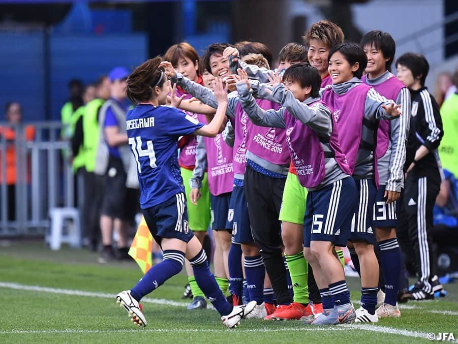 日本サッカー協会さんのインスタグラム写真 - (日本サッカー協会Instagram)「📸MATCH PHOTO 前半43分、#長谷川唯 選手が同点弾！試合の流れを掴んだ日本に待望のゴールが生まれ、抱き合って喜ぶ選手たち。 ・ FIFA女子ワールドカップフランス2019 📅6/26 日本時間4:00キックオフ 📍Roazhon Park #なでしこジャパン 🇯🇵 1-2🇳🇱オランダ ・ ✍️JFA.jpでは、活動レポートを掲載！ ・ ＜FIFA女子ワールドカップフランス2019＞ なでしこジャパン🇯🇵試合日程  6/10 25:00｜0-0アルゼンチン🇦🇷 6/14 22:00｜2-1 スコットランド🏴󠁧󠁢󠁳󠁣󠁴󠁿 6/20 04:00｜0-2イングランド🏴󠁧󠁢󠁥󠁮󠁧󠁿 6/26 04:00｜1-2オランダ🇳🇱 📺フジテレビ系列、NHK BS、J SPORTSで生中継！ ・ #nadeshiko #世界のなでしこ #なでしこジャパン#FIFAWWC」6月27日 17時27分 - japanfootballassociation