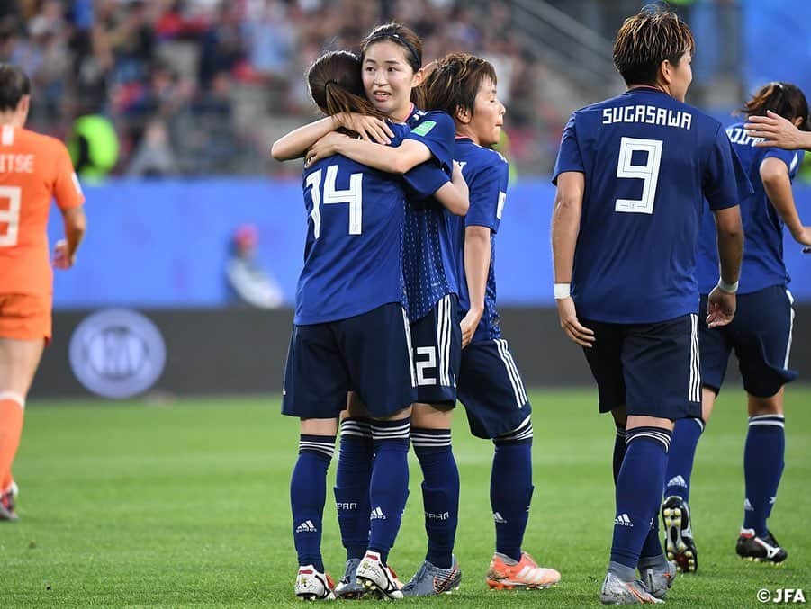日本サッカー協会さんのインスタグラム写真 - (日本サッカー協会Instagram)「📸MATCH PHOTO 前半43分、#長谷川唯 選手が同点弾！試合の流れを掴んだ日本に待望のゴールが生まれ、抱き合って喜ぶ選手たち。 ・ FIFA女子ワールドカップフランス2019 📅6/26 日本時間4:00キックオフ 📍Roazhon Park #なでしこジャパン 🇯🇵 1-2🇳🇱オランダ ・ ✍️JFA.jpでは、活動レポートを掲載！ ・ ＜FIFA女子ワールドカップフランス2019＞ なでしこジャパン🇯🇵試合日程  6/10 25:00｜0-0アルゼンチン🇦🇷 6/14 22:00｜2-1 スコットランド🏴󠁧󠁢󠁳󠁣󠁴󠁿 6/20 04:00｜0-2イングランド🏴󠁧󠁢󠁥󠁮󠁧󠁿 6/26 04:00｜1-2オランダ🇳🇱 📺フジテレビ系列、NHK BS、J SPORTSで生中継！ ・ #nadeshiko #世界のなでしこ #なでしこジャパン#FIFAWWC」6月27日 17時27分 - japanfootballassociation