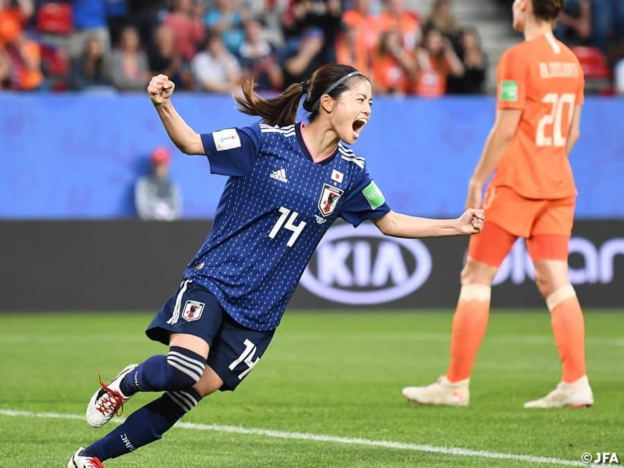 日本サッカー協会さんのインスタグラム写真 - (日本サッカー協会Instagram)「📸MATCH PHOTO 前半43分、#長谷川唯 選手が同点弾！試合の流れを掴んだ日本に待望のゴールが生まれ、抱き合って喜ぶ選手たち。 ・ FIFA女子ワールドカップフランス2019 📅6/26 日本時間4:00キックオフ 📍Roazhon Park #なでしこジャパン 🇯🇵 1-2🇳🇱オランダ ・ ✍️JFA.jpでは、活動レポートを掲載！ ・ ＜FIFA女子ワールドカップフランス2019＞ なでしこジャパン🇯🇵試合日程  6/10 25:00｜0-0アルゼンチン🇦🇷 6/14 22:00｜2-1 スコットランド🏴󠁧󠁢󠁳󠁣󠁴󠁿 6/20 04:00｜0-2イングランド🏴󠁧󠁢󠁥󠁮󠁧󠁿 6/26 04:00｜1-2オランダ🇳🇱 📺フジテレビ系列、NHK BS、J SPORTSで生中継！ ・ #nadeshiko #世界のなでしこ #なでしこジャパン#FIFAWWC」6月27日 17時27分 - japanfootballassociation