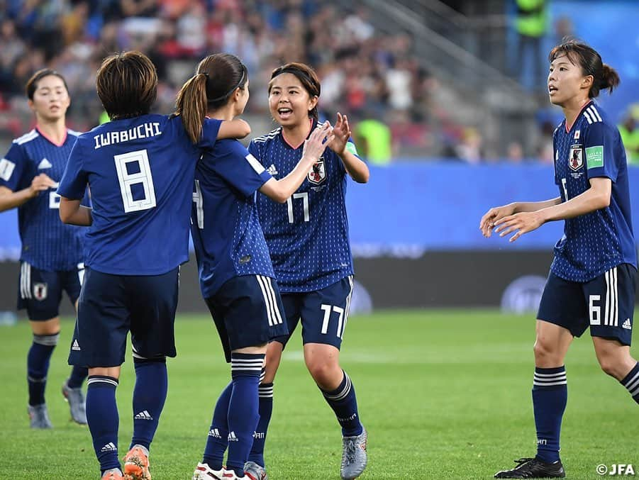 日本サッカー協会さんのインスタグラム写真 - (日本サッカー協会Instagram)「📸MATCH PHOTO 前半43分、#長谷川唯 選手が同点弾！試合の流れを掴んだ日本に待望のゴールが生まれ、抱き合って喜ぶ選手たち。 ・ FIFA女子ワールドカップフランス2019 📅6/26 日本時間4:00キックオフ 📍Roazhon Park #なでしこジャパン 🇯🇵 1-2🇳🇱オランダ ・ ✍️JFA.jpでは、活動レポートを掲載！ ・ ＜FIFA女子ワールドカップフランス2019＞ なでしこジャパン🇯🇵試合日程  6/10 25:00｜0-0アルゼンチン🇦🇷 6/14 22:00｜2-1 スコットランド🏴󠁧󠁢󠁳󠁣󠁴󠁿 6/20 04:00｜0-2イングランド🏴󠁧󠁢󠁥󠁮󠁧󠁿 6/26 04:00｜1-2オランダ🇳🇱 📺フジテレビ系列、NHK BS、J SPORTSで生中継！ ・ #nadeshiko #世界のなでしこ #なでしこジャパン#FIFAWWC」6月27日 17時27分 - japanfootballassociation