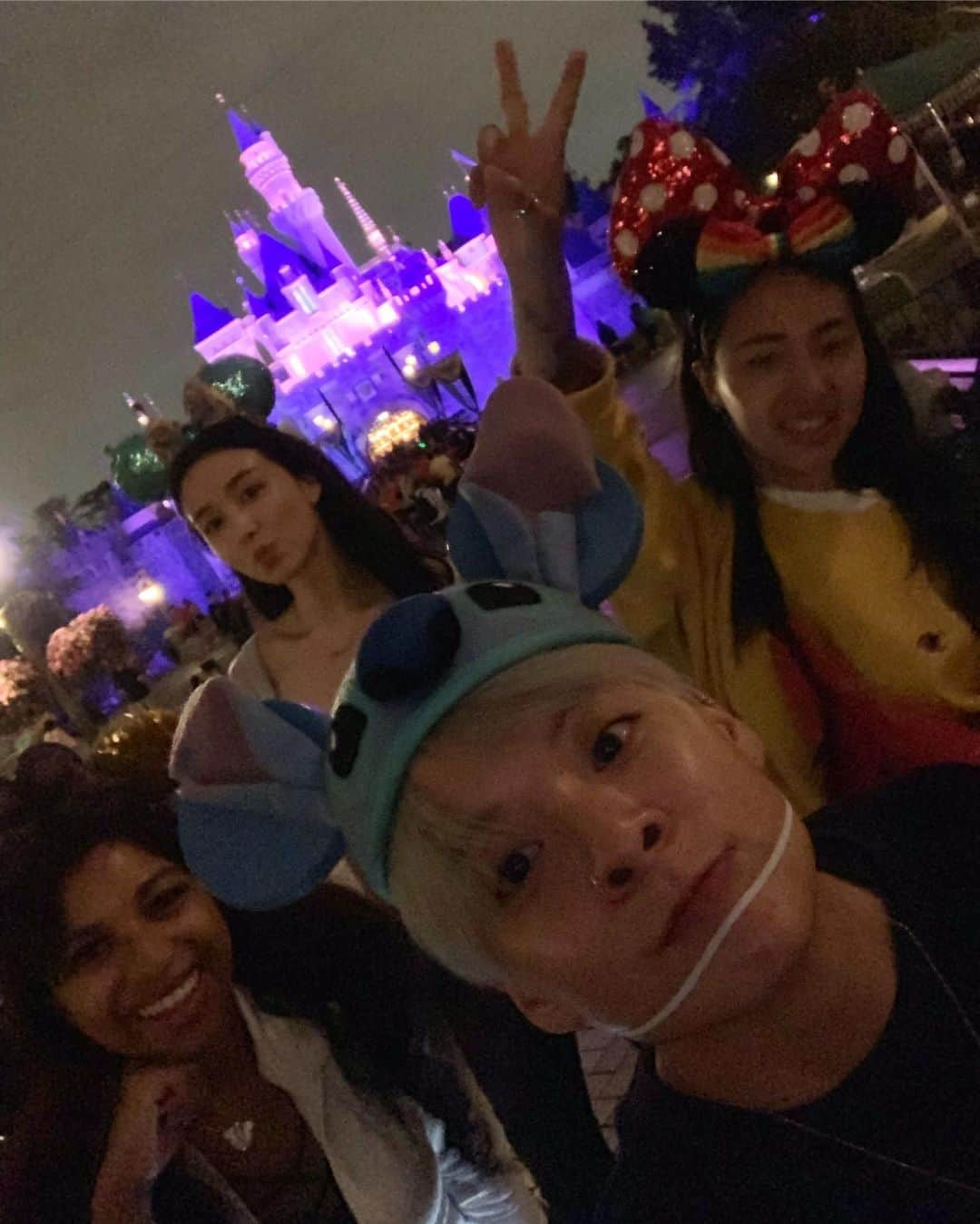 ティア のインスタグラム：「This team + Disney = the most legendary theme park day 💕🧞‍♂️👸🏻 Couldn’t have done it better.」