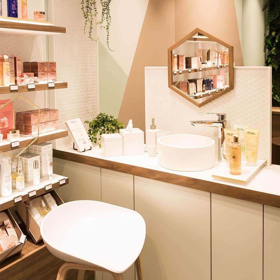 Melvita Officialのインスタグラム：「OUVERTURE DE NOTRE NOUVELLE BOUTIQUE AU FORUM DES HALLES ❤️ ⠀ ⠀ Vous l'attendiez ? Notre ruche s'est agrandie 🐝⠀ Venez découvrir notre nouvelle boutique : ⠀ ⠀ Forum des Halles Niveau -3⠀ 101 Porte Berger ⠀ 75001 Paris ⠀ ⠀ Lundi au Samedi : 10h-20h30⠀ Dimanche : 11h-19h⠀ ⠀ Toute l'équipe vous attend avec impatience !⠀ Psstt... un cadeau attend les 100 premiers clients 🎁」
