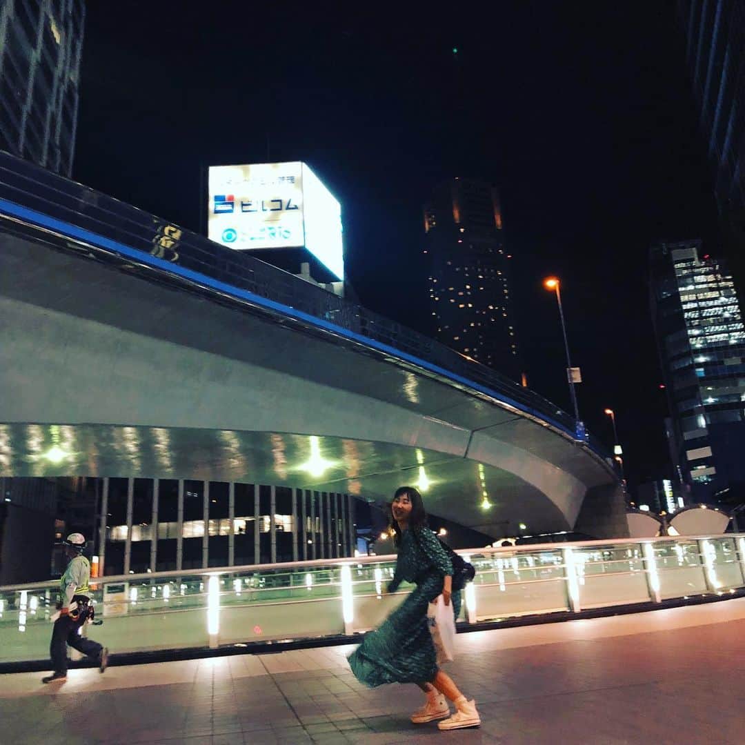 阿部洋子さんのインスタグラム写真 - (阿部洋子Instagram)「👯‍♀️ なぜか渋谷の街でジャンプするあたす。 浮かれとんな笑」6月27日 17時31分 - hirocoring