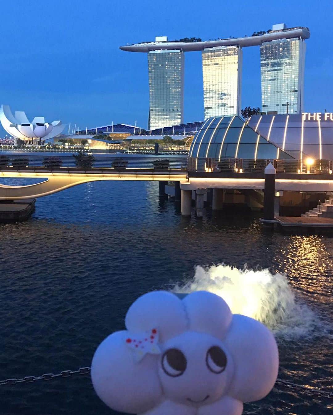 Mandarin Oriental, Tokyoさんのインスタグラム写真 - (Mandarin Oriental, TokyoInstagram)「【KUMO-chan World Tour】 クアラルンプールを後にし、次に向かったのは絶景スポットや象徴的な建物が立ち並ぶシンガポール! マーライオンやエスプラネードシアターを見られて大満足のKUMOちゃん☺。夜はマンダリン オリエンタル シンガポール @mo_singapore から見えるマリーナベイの夜景にうっとり🌃  マンダリン オリエンタル シンガポール  @mo_singapore  After travelling to Kuala Lumpur, KUMO-chan visited Singapore, which has a lot of popular spots and symbolic buildings. KUMO-chan enjoyed seeing the Merlion and Esplanade, and relaxed with the night view of Marina Bay from Mandarin Oriental, Singapore @mo_singapore .  Mandarin Oriental, Singapore  @mo_singapore  #mandarinorientaltokyo #MOtokyo#ImAfan #マンダリンオリエンタル東京 #マンダリンオリエンタル#MandarinOriental #マンダリンオリエンタルシンガポール #mandarinorientalsingapore #MOsingapore #KUMO #ラグジュアリーホテル #luxuryhotel #kawaii #かわいい #Singapore #シンガポール #KUMOchan #KUMOちゃん #travel #旅好き #マリーナベイサンズ#marinabaysands #マーライオン #merlion」6月27日 17時31分 - mo_tokyo