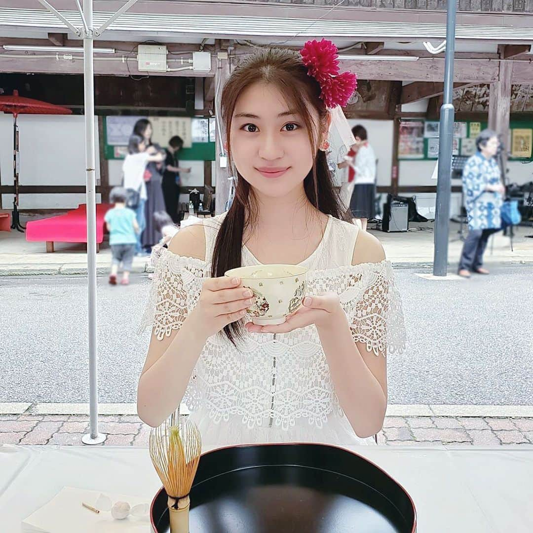 二木蒼生さんのインスタグラム写真 - (二木蒼生Instagram)「#二木蒼生 * 妙法寺でお抹茶体験🍵 一生懸命しゃかしゃかしてもなかなか泡が立たなくて難しかった😂 先生がお茶を点てるとあっという間にふわっふわに出来上がりました😳 お茶もお菓子もすっごくおいしかったです\❤︎/ 意外と苦くないんですよ!! お茶の点て方、飲み方を教えていただいて、体験できて嬉しかったです🌷 * #妙法寺 #夏のふれあい祭り#お抹茶体験 #茶点て #茶たて #抹茶 #茶道 #日本文化 #おもてなし #matcha #greentea #japan #omotenashi」6月27日 17時40分 - aomushi_kune2