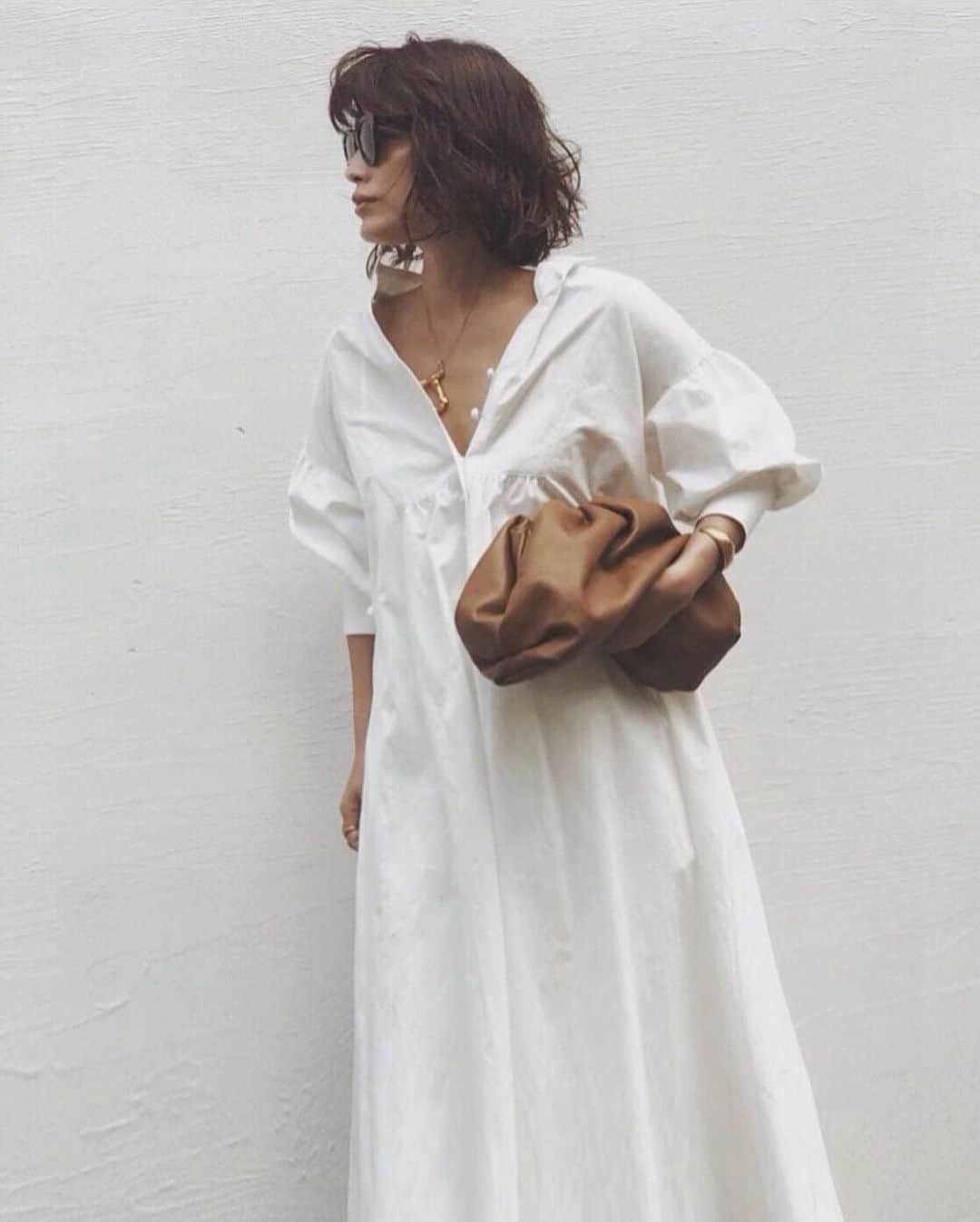 JUNNAのインスタグラム：「全然新作じゃないんだけど...😅 SSワンピースの中でも個人的に特にお気に入り。  ガシッと襟を抜いて、グッと袖をたくし上げ スカートを風に遊ばせる太陽の似合う大人の夏ドレス☀️ 雨の日にはIGOR LAIDA BASICのクリアのゴムサンダルと合わせて着てるよ✌️ 長靴とも相性🙆‍♀️ 晴れた日はペタンコで...ヒールと合わせてもよい。 とにかく歩いている時の横シルエットが可愛いんだ〜 ボリューム満点で🥄スプーンおばさんの気分😝  #タイプライターボリュームワンピース  私はbeigeとwhiteの2色GET✌️ ・ ・ ・  #junna👠 #156cm #2019etre #hermesoran #DanielLee#bottegaveneta #ボッテガヴェネタ#2019ETREss」