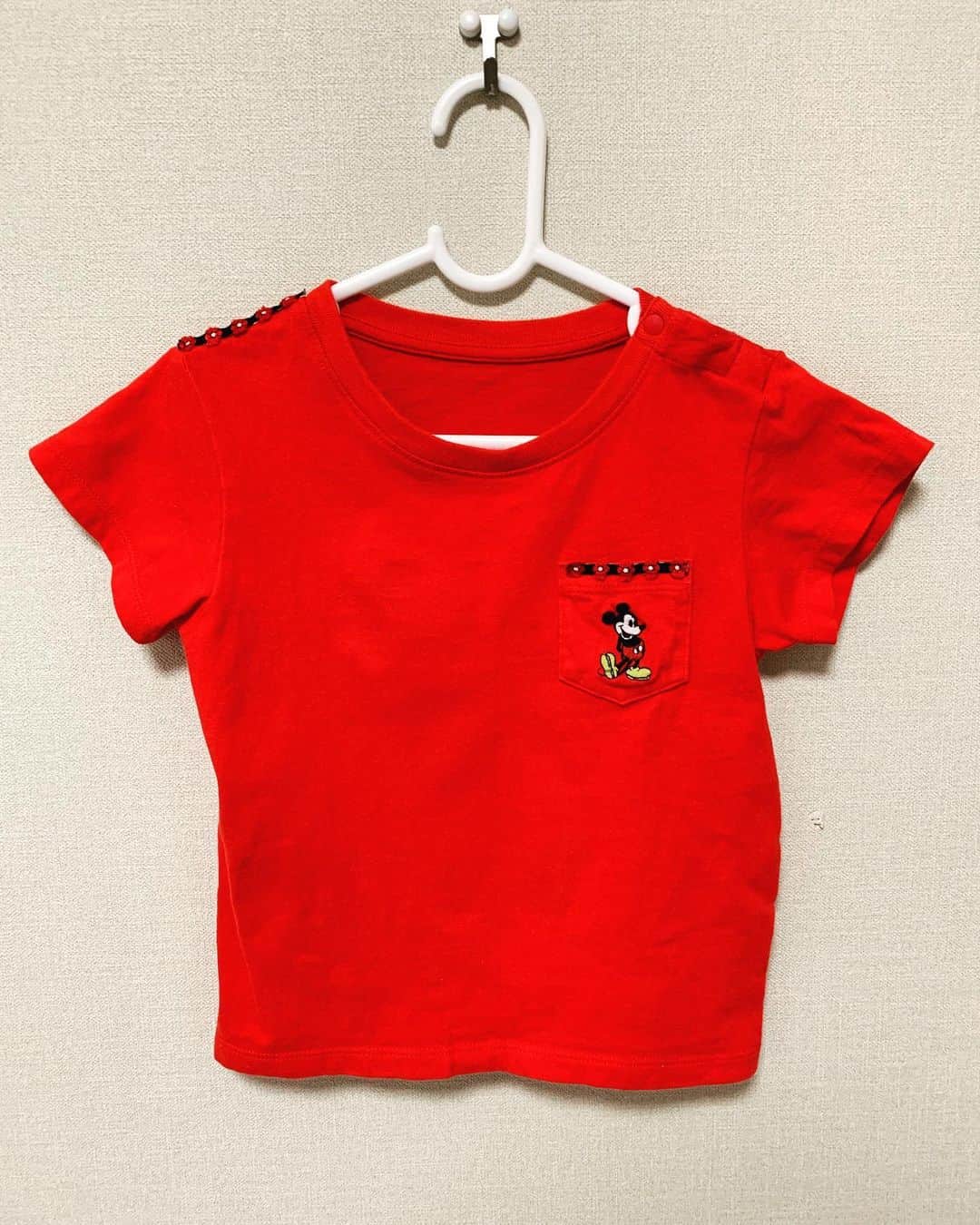 池辺愛さんのインスタグラム写真 - (池辺愛Instagram)「UNIQLOで買った娘のTシャツ90cm。 ・ 元のデザインはミッキーさんの1ポイントだけだったんだけど、胸のポッケの上のライン（写真2枚目）と、右肩のライン（写真3枚目）に、チロリアンテープをあしらってみた😉 ・ これだけでちょっとオリジナル😆👍 ・ ・ ・ #UNIQLO #アレンジ #チロリアンテープ #2歳4ヶ月」6月27日 17時48分 - aiikebe