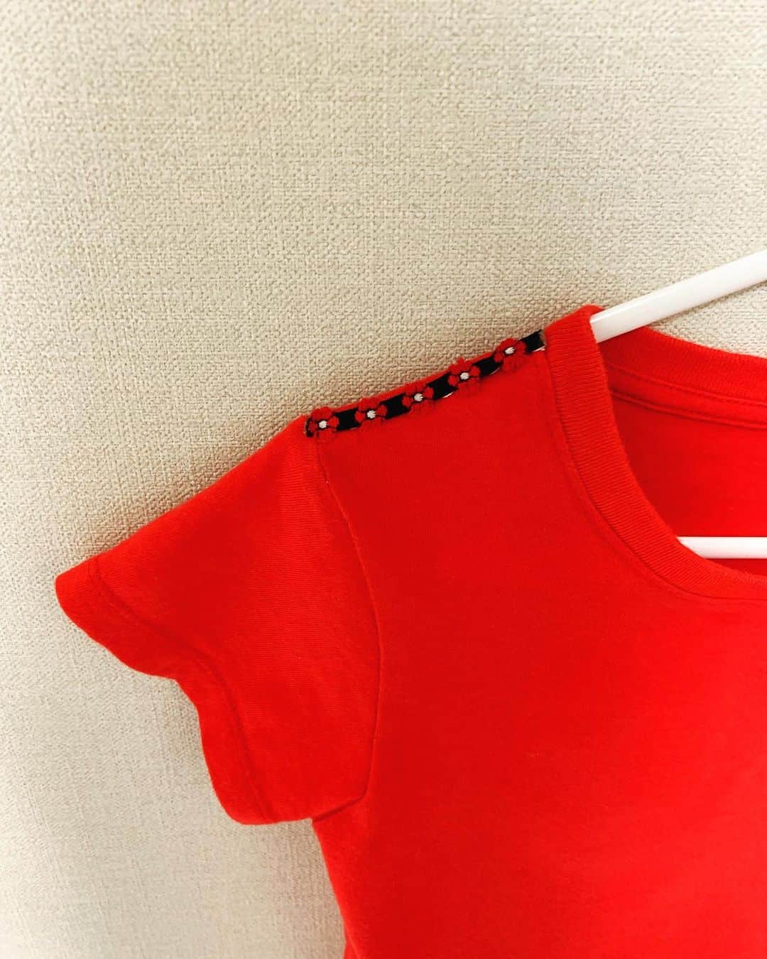 池辺愛さんのインスタグラム写真 - (池辺愛Instagram)「UNIQLOで買った娘のTシャツ90cm。 ・ 元のデザインはミッキーさんの1ポイントだけだったんだけど、胸のポッケの上のライン（写真2枚目）と、右肩のライン（写真3枚目）に、チロリアンテープをあしらってみた😉 ・ これだけでちょっとオリジナル😆👍 ・ ・ ・ #UNIQLO #アレンジ #チロリアンテープ #2歳4ヶ月」6月27日 17時48分 - aiikebe