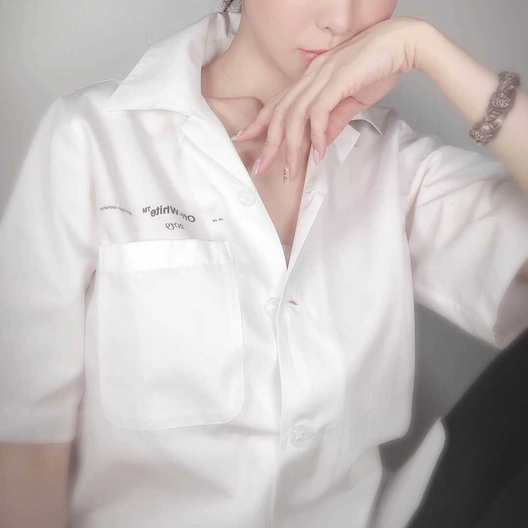 mycoのインスタグラム：「@off____white の新作のシャツが可愛かったので連れ去りました🖤  #ootd  #offwhite  #chromehearts  #オフホワイト#instafashion」