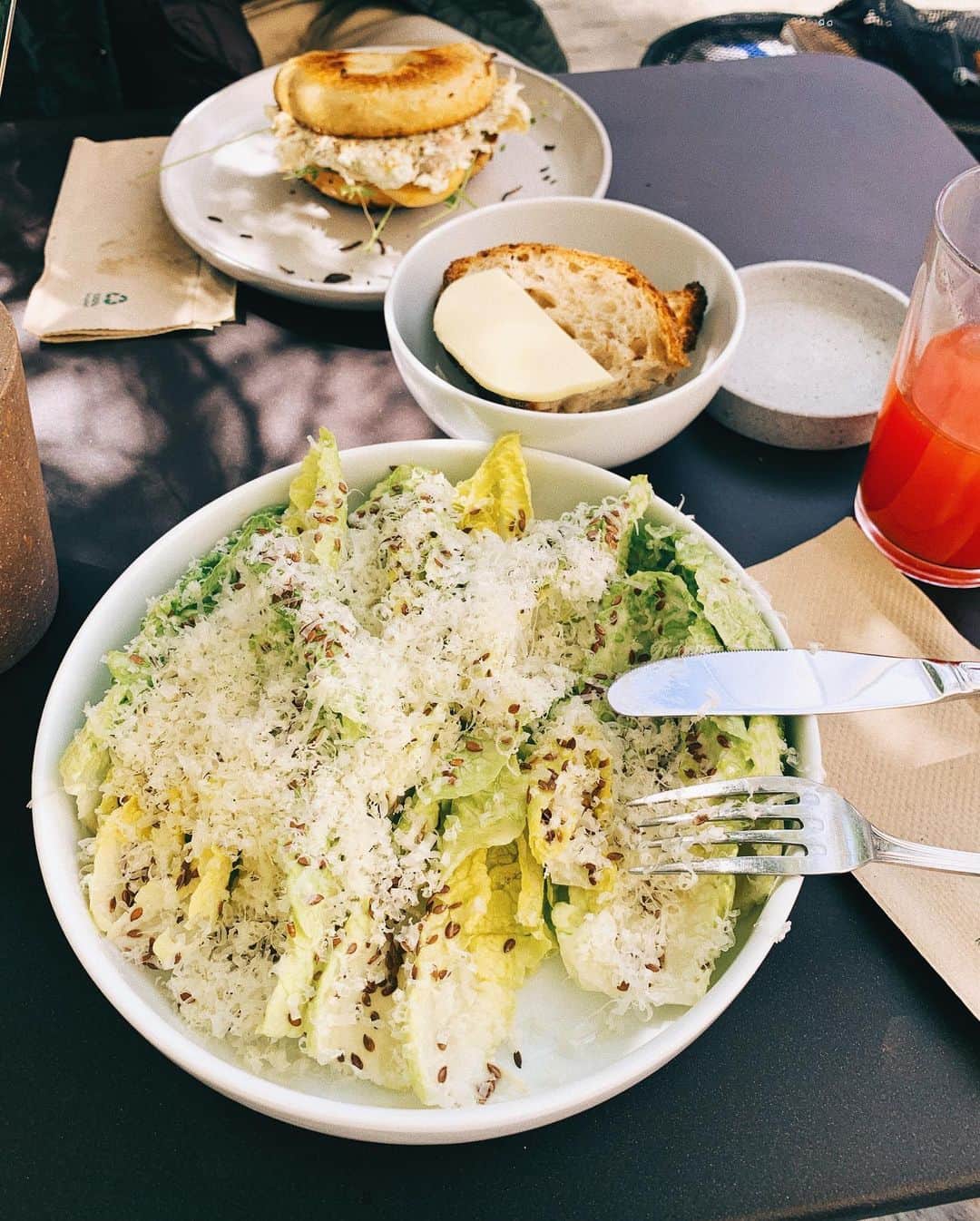STIL IN BERLINのインスタグラム：「One of my fav salads in Berlin is this simple one in #Kreuzberg - check my new #eatinberlin post on stilinberlin.de via the link in my bio 🥬🥬🥬 #saladforpresident」