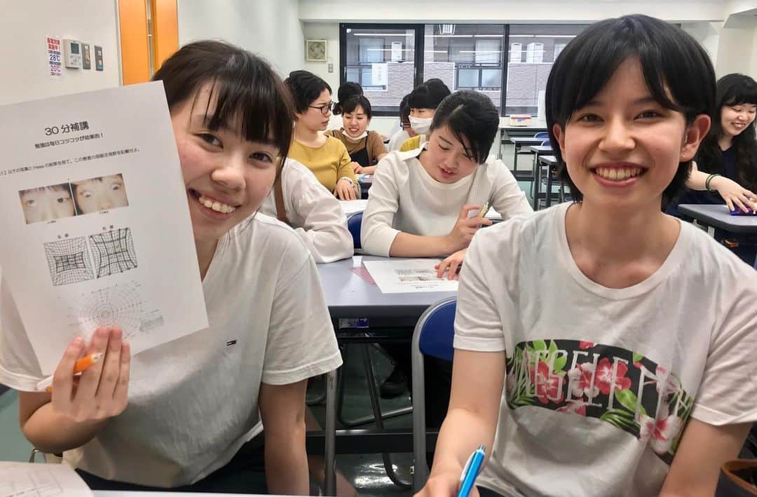 東京医薬専門学校さんのインスタグラム写真 - (東京医薬専門学校Instagram)「視能訓練士科 2年生  毎週、授業が終わった後に30分補講というものがあります🧚‍♀️ 少人数なので、質問をしやすく分からない事はここで解決できます！ 今日はクラスの半分以上は参加してますが、自由参加なので自分の都合に合わせられます🤔  #東京医薬専門学校 #視能訓練士科 #補講 #問題解決」6月27日 17時54分 - tokyo_iyaku
