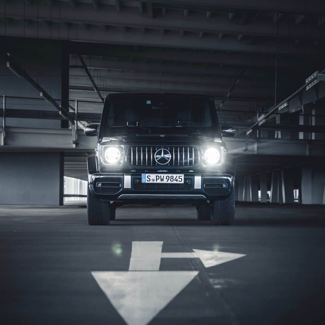 Mercedes AMGさんのインスタグラム写真 - (Mercedes AMGInstagram)「[Fuel consumption combinedt:  13.3-13.1 l/100km | CO₂ emissions combined: 304-299 g/km]  Setting trends since forever: our Mercedes-AMG G 63 is met with awe, wherever it goes 👊  Photo: @lotter_live for #MBsocialcar  #MercedesAMG #AMG #G63 #DrivingPerformance #Power #Passion #Mercedes #AMG🔥 #Luxury #CarsofInstagram #InstaCar #Lifestyle」6月27日 18時00分 - mercedesamg