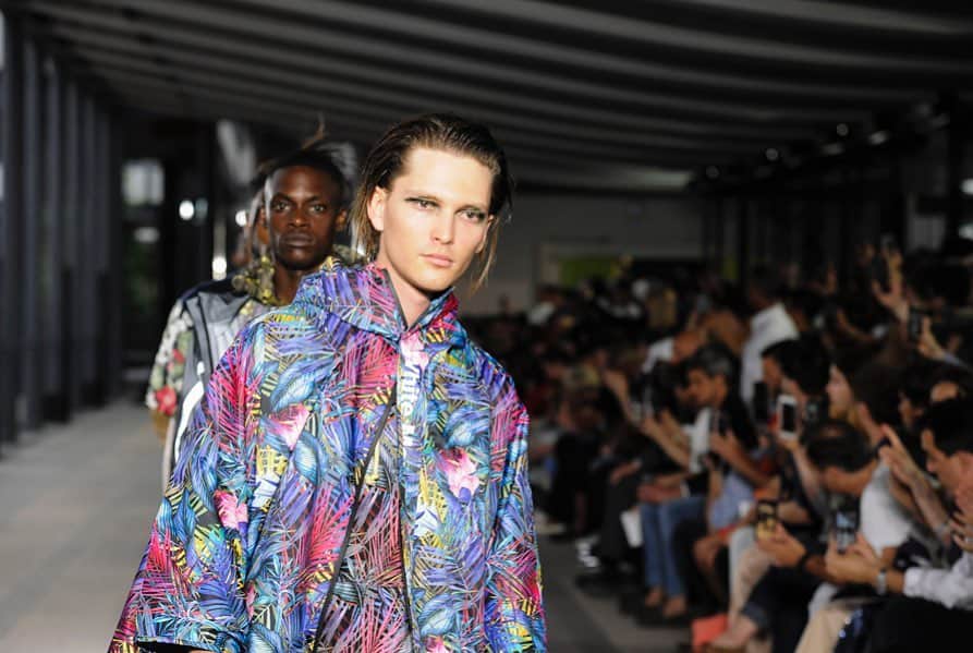 のインスタグラム：「ホワイトマウンテニアリング 2020春夏コレクションショー #whitemountaineering #pfw #paris #fashionweek #menswear #fashion #style #パリ  #メンズ #ファッションショー #パリコレ @kotsuchiya」