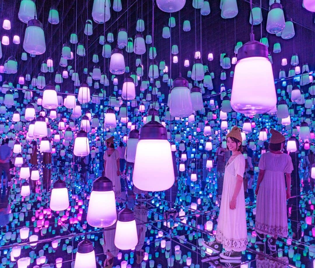 詩歩さんのインスタグラム写真 - (詩歩Instagram)「🌲﻿ ﻿ Forest of Resonating Lamps.﻿ 呼応するランプの森。﻿ ﻿ ﻿ ﻿ @teamlab_borderless﻿﻿﻿ 📍チームラボボーダレス／東京　お台場﻿﻿﻿ 📍teamLab Borderless／Tokyo Odaiba Japan ﻿﻿﻿ ﻿﻿ ﻿﻿ ﻿©︎Shiho/詩歩﻿﻿﻿ ﻿﻿﻿ ﻿」6月27日 18時06分 - shiho_zekkei