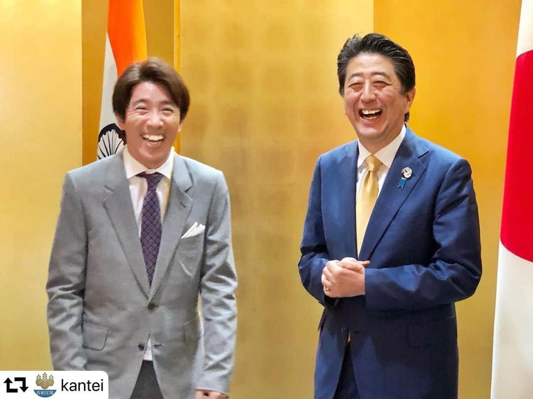 安倍晋三さんのインスタグラム写真 - (安倍晋三Instagram)「#repost @kantei 関ジャニ∞の村上さんが、ラジオ番組の企画で、G20大阪サミットの取材にお越しになりました。村上さんの益々のご活躍をお祈りしています。 . #関ジャニ∞ の#村上信五 さん とラジオ番組収録中な件 #日印首脳会談 が行われた部屋 🇮🇳 #村上信五くんと経済クン  #シンゴ と#シンゾー で#ワッハッハー  #関ジャニ8 #kj8 #関ジャニエイト #eighter #eighterさんと繋がりたい #TAKATSUKING 木曜だけど #月曜から夜ふかし 🌙👄 #G20大阪サミット #好きやねん大阪 #G20」6月27日 18時09分 - shinzoabe