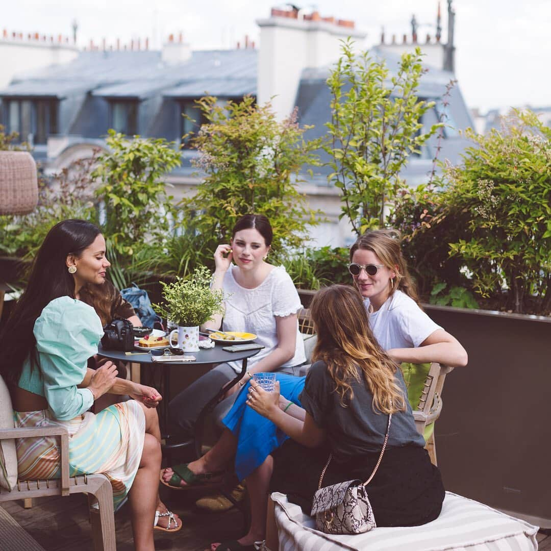 My Little Parisさんのインスタグラム写真 - (My Little ParisInstagram)「Pendant une semaine, on a accueilli 282 Parisiennes à la fraîche sur le toit de l’hôtel @brachparis, pour engloutir des petit-déjeuners plein de pep’s et faire du yoga avec vue sur la Tour Eiffel avec @zespri_kiwifruit_france. Le Morning Club a fermé ses portes, mais on vous file la recette du cocktail le plus frais de la terrasse. Il vous faut :  10 cl de Kiwi Zespri Green centrifugé 🥝  3-4 feuilles de basilic 🍃 5 cl de Lait d’amande 🥛 Mettez tout dans un shaker sur le mode « glaçon » et mélangez.  La final touch : l'amande râpée en décoration.」6月27日 18時11分 - mylittleparis