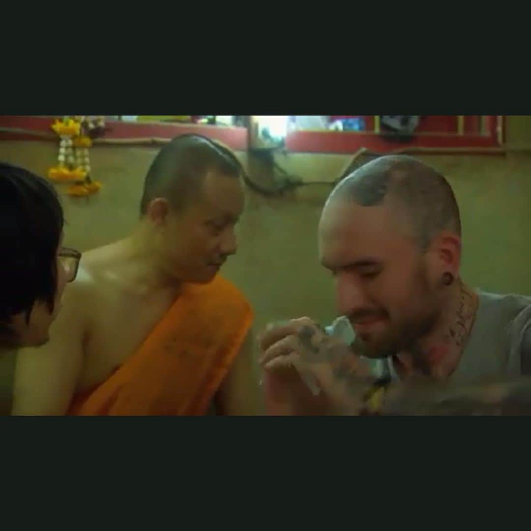 ベン・ソーンダースさんのインスタグラム写真 - (ベン・ソーンダースInstagram)「me getting my Sak Yant head tattoo in Thailand the traditional way with my mate @johnnydemolofficial what a trip #sakyant #thailand if it hurt ? a bit hahaha #thepainman #dontcare」6月27日 18時21分 - bensaundersmusic