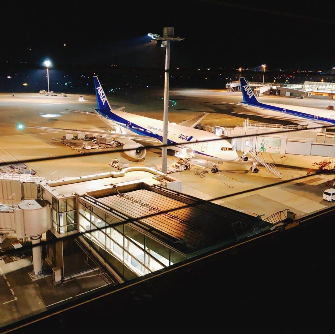 高河ゆんのインスタグラム：「羽田空港😍夜遅くの空港は、まるで宇宙船みたい」