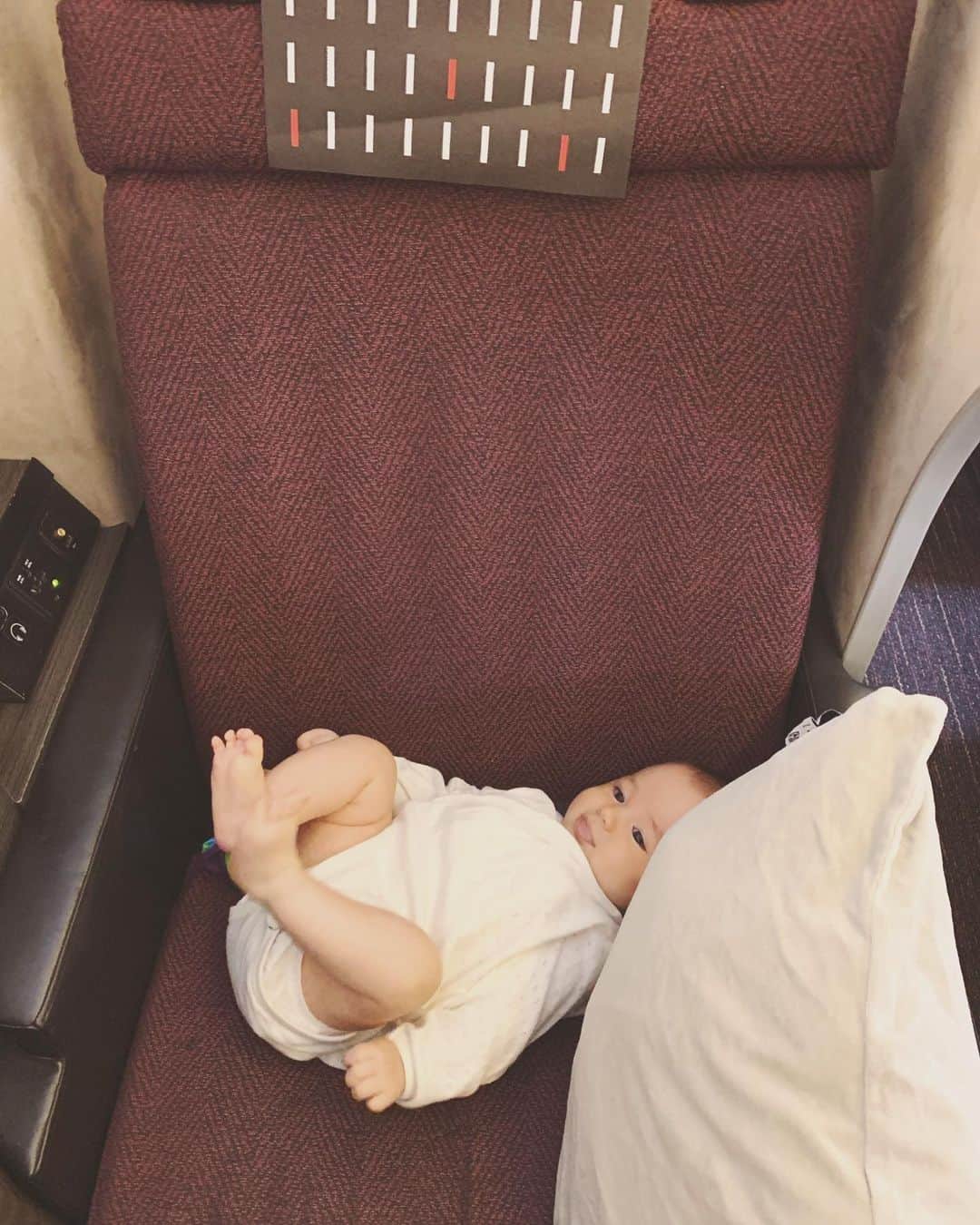 のインスタグラム：「Sorry Miss, we’re sharing that seat! #jetsetter #jal #空中飛人」