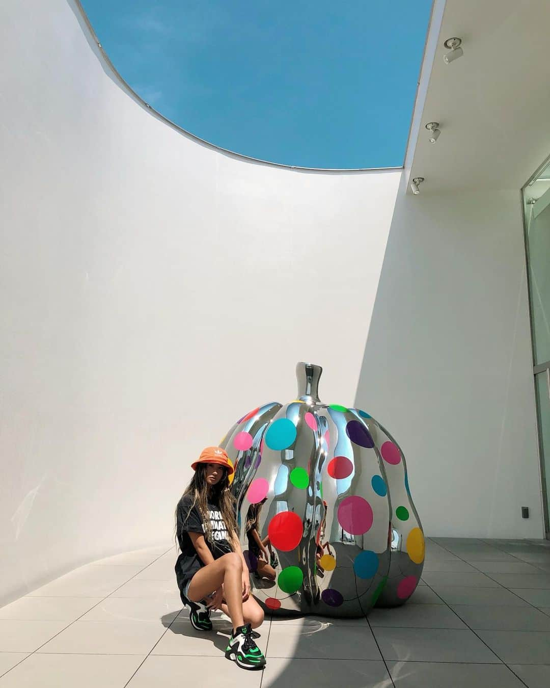 Mihoさんのインスタグラム写真 - (MihoInstagram)「yayoi kusama museum press preview 草間彌生美術館でartを楽しんでまいりました♡  今回は特別招待していただいたため、普段は撮影禁止の空間の写真も含んでいます。足を運んで鑑賞したい！という方はスワイプ注意でお願いします🙏 (今回は特別に撮影許可を頂いております)  海外から友人が来たら是非連れて行きたいって思った✨Tokyo観光にぴったり。  当日券はなく、日時指定の事前予約制（定員制）なので混雑なく、静かに鑑賞できます。  チケットは美術館ウェブサイトから予約できます💝 （定員制ですが、以前より定員数を増加しており、チケットが取りやすくなったそうです）  何時間でも居られる…と思うくらい、作品の魅力に吸い込まれてしまった。  #草間彌生 #草間彌生美術館 #美術館 #美術館巡り #アート #art #museum #yayoikusamamuseum #yayoikusama #tokyo #japan #東京 #東京観光  #pr」6月27日 18時17分 - march16m