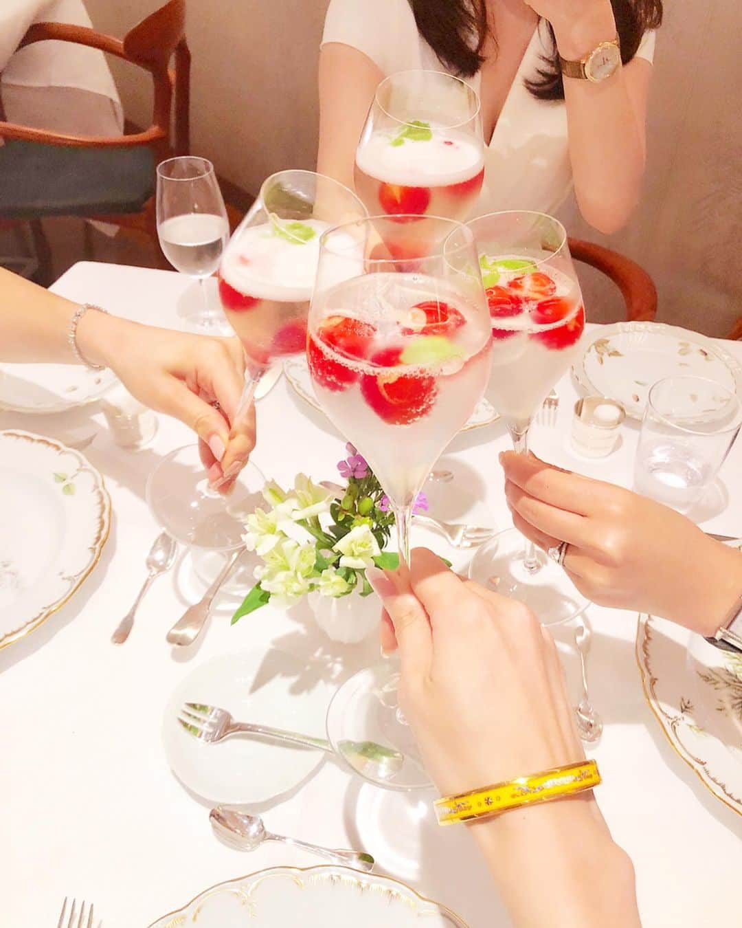 田中麻衣さんのインスタグラム写真 - (田中麻衣Instagram)「佐藤錦🍒のドリンクで乾杯🥂 お皿も全て素敵だし、お料理もおいしくてとっても素敵な時間を過ごさせて頂きました。 楽しかったな〜🥺 美意識が上がる会でした。 . #lunch #女子会 #リストランテ濱崎 #ランチ会」6月27日 18時18分 - maitanaka1217