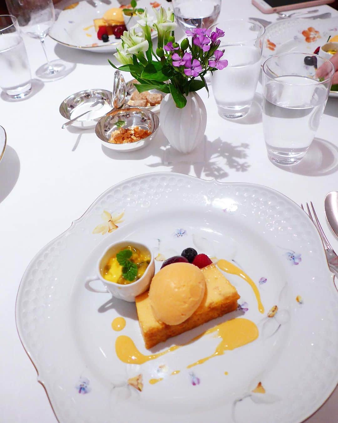 田中麻衣さんのインスタグラム写真 - (田中麻衣Instagram)「佐藤錦🍒のドリンクで乾杯🥂 お皿も全て素敵だし、お料理もおいしくてとっても素敵な時間を過ごさせて頂きました。 楽しかったな〜🥺 美意識が上がる会でした。 . #lunch #女子会 #リストランテ濱崎 #ランチ会」6月27日 18時18分 - maitanaka1217