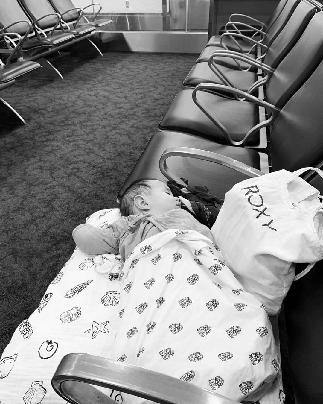 のインスタグラム：「3 months old. 5 flights. 40 hours of traveling. Just the 2 of us. Well done. #roxylife」