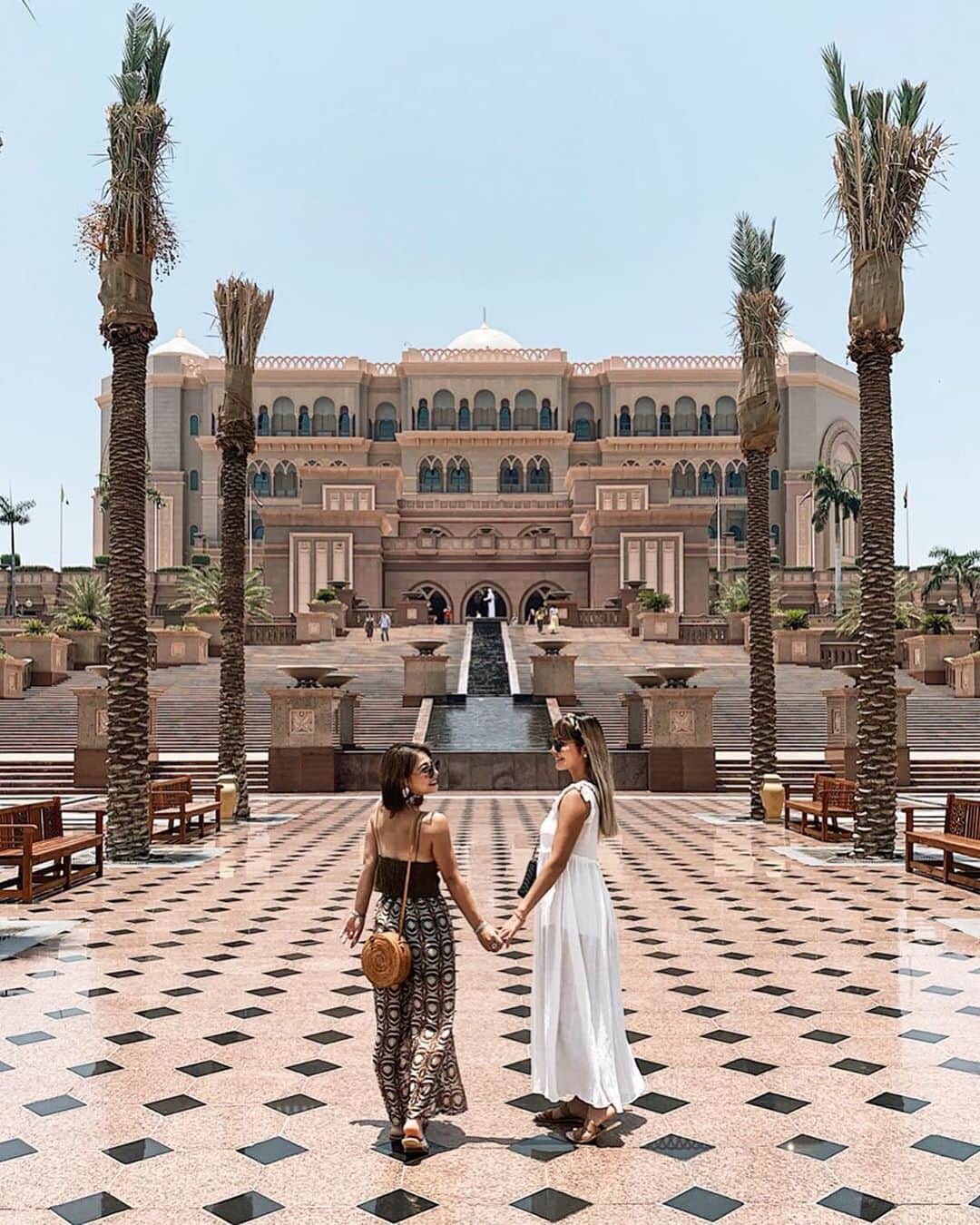 タビジョのインスタグラム：「こんばんは😊 アブダビのお写真は 「#タビジョ」とあわせて 「#tabijyomap_abudhabi 」でお待ちしてます✨ 本日はこちら💕 ＊＊＊＊＊＊ 📸@mihomatsubara さん 🚩アラブ首長国連邦・アブダビ 「Emirates Palace」 🎙ご本人コメント(一部抜粋) だいすきな 映画の世界🥰💞 どこもかしこも可愛くって😍歩いてるだけでウッキウキだったんだけど、Hotel内が広すぎて、部屋を出たら帰れない、迷子🥺笑🏩🌴 私たちの部屋はどこですか？って聞きまくってた🗣💭笑 久々に観直してみよ～😆📺💕💕💕 ＊＊＊＊＊＊ これホテルの中😳⁉️と思うような写真ですね😆 ホテルだけでも十分楽しめちゃいますね👯‍♀️ ＊＊＊＊＊＊ #タビジョ #タビジョと繋がりたい  #tabijyomap_abudhabi」