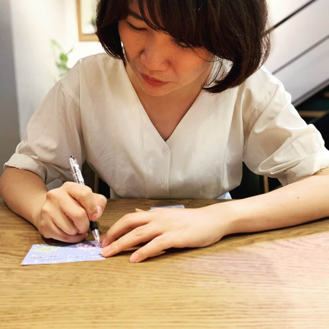 株式会社 新大陸さんのインスタグラム写真 - (株式会社 新大陸Instagram)「. 浜松本社に来ています、新大陸のアキラです。 . 我が社にはコネクトカードという独自のコミュニケーションツールがございます。 . こちらは月に一度、選出された3名のスタッフに対し社内全員がメッセージカードをしたためるというシステム。 . スタッフからの「ありがとう」や「あなたのここが素敵！」というポジティブワードのシャワーに、仕事のモチベーションはうなぎのぼり！ . 社内から集まったカードは、コネクトチームによってきれいに製本され対象スタッフへと手渡されます。 . 先ほどもスタッフが記入している姿を見かけましたし、本社会議室ではコネクトチームが楽しげに製本作業を進めている様子が伺えました。 . 書いてくれた皆の顔を思い浮かべながら、ランチのスリランカカレーを食べます。 .  #新大陸 #shintairiku #SNS #マーケティング #ウェブマーケティング #SNSマーケティング #浜松 #東京 #大阪 #福岡 #コミュニケーション #ツール #メッセージ #感謝 #伝える #社内 #感謝の気持ち」6月27日 18時20分 - shintairiku.co.ltd