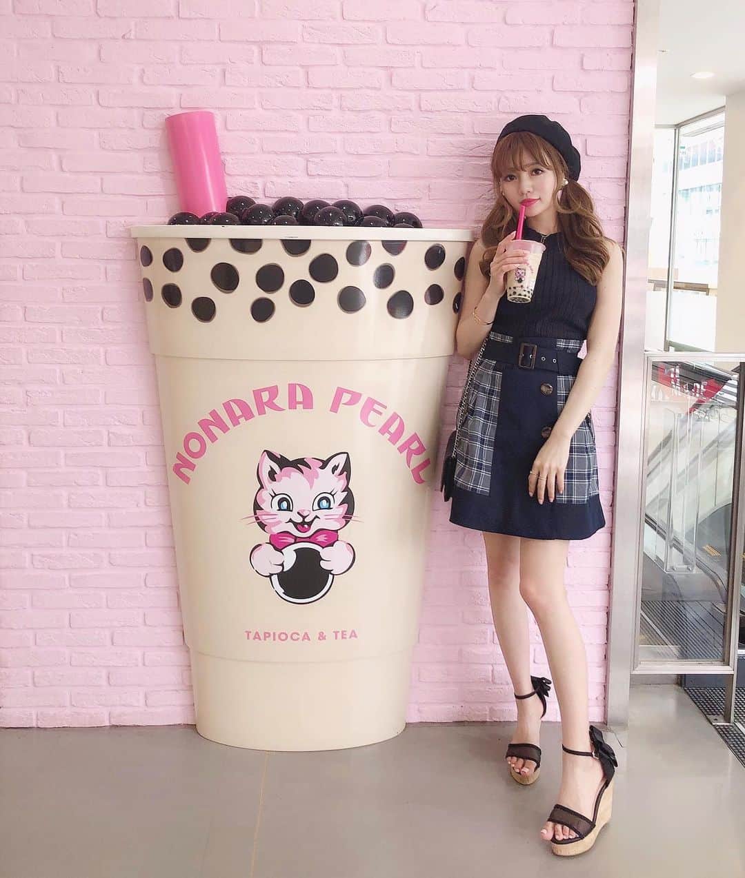 のインスタグラム：「. 今日の#タピ活 👧💗 . 週末のpopupイベントのため、今日は ラフォーレへ行って来ました🌟 せっかくなので#ノナラパール でタピオカを ゲットしたよ🥤💕 . お店可愛いね〜😻💕 . . 今日のコーデはプレッピーな感じ💫 帽子 @edition_jp  サマーニット&スカート @redyazel  バッグ @chanelofficial  サンダル @31sonsdemode 🌟 . . レディアゼルのニットとスカートを ネイビー合わせでセットアップみたいに 着るのが可愛いの💕😍 . . . . . #edition#nonarapearl#ラフォーレ原宿#たぴおか#ぴんく#プレッピー#サマーニット#セットアップ#ノースリーブ#setup#ネイビーカラー#ネイビーコーデ」