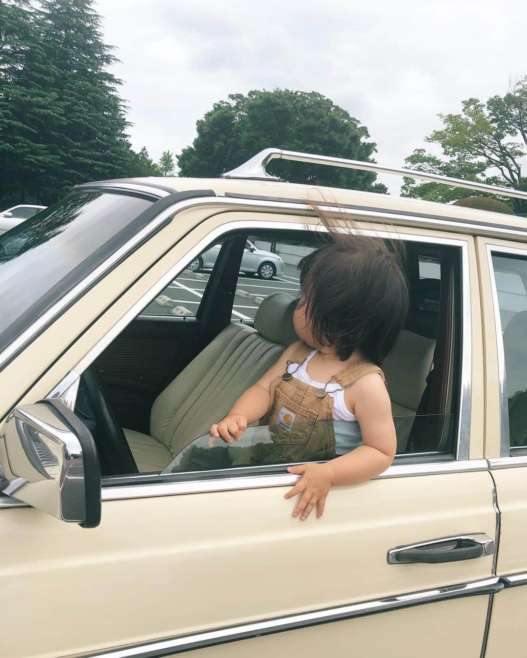 垣内彩未さんのインスタグラム写真 - (垣内彩未Instagram)「バイバイ 私たちの クリーム色🚗👨‍👩‍👧🐶🐶 思い出いっぱい。 古い車ゆえに困らされたことも 数知れず。  楽しいことも困ったことも 全て良い思い出となりました。  私たちを色々な場所に 連れて行ってくれて ありがとう！  お別れの瞬間 涙が出そうになった。  NEW🚗でも 楽しい思い出いっぱい作ろう！  #そして私は #免許を取ろう #仮免失効」6月27日 18時24分 - kakiuchiayami