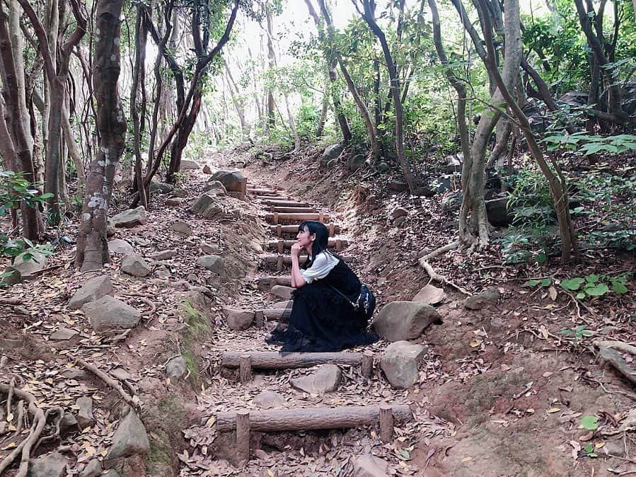 今村麻莉愛のインスタグラム：「. トトロの森🌳 ・ 涼しくて最高でした😚 ・ この日着てた服は @jamieank  さんのです💕 ・ ・ #糸島  #トトロの森  #インスタ映え  #インスタ映えスポット  #hkt48 #今村麻莉愛」