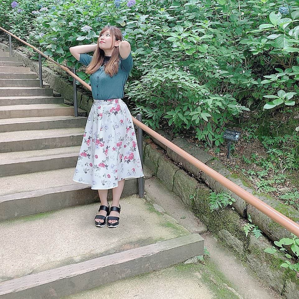 上村彩子さんのインスタグラム写真 - (上村彩子Instagram)「梅雨の季節だから紫陽花が元気✨ 神戸のハーブ園でふじもんが撮ってくれたよ♪ . お花がいっぱいで綺麗な場所ばかりだった！ ご飯も美味しくて味が好みでした😳💕 良い季節に行けたなぁ✨ #紫陽花 #梅雨 #6月 #神戸布引ハーブ園 #ハーブ園 #神戸 #神戸旅行 #素敵な空間 #癒された #herbgarden #Flower #それはそうと #太った #写真を見てやばいと #実感」6月27日 18時26分 - ayako_uem