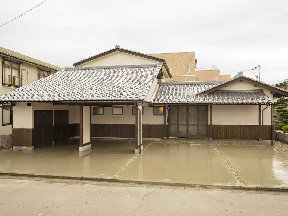 永家舎(えーうちや) 福井 工務店 古民家再生 リフォームさんのインスタグラム写真 - (永家舎(えーうちや) 福井 工務店 古民家再生 リフォームInstagram)「築20年の増築部分はリノベーションで快適なLDKに、母屋・車庫は維持管理しやすい形に解体&増築。コの字型の配置で視線を気にせず愛犬と遊べます。(築50年+20年・福井市/S様) . . その他の実例はこちら…👉( @e_uchiya ) . . #永家舎#えーうちや  #福井#fukui#福井県#福井市#福井工務店  #リノベーション#リフォーム#古民家再生#古民家リノベーション#リノベーション住宅  #暮らし#自然素材#無垢の家#木の家#マイホーム#施工事例#リノベーション事例#リノベーションライフ  #リビング#ダイニング#中庭#ウッドデッキ#減築#増築#外観#下見板張り#ビルトインガレージ#愛犬と暮らす . ▼永森建設(新築)の実例はこちら @nagamorinomori」6月27日 18時27分 - e_uchiya