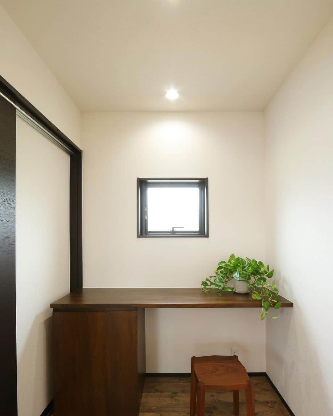 OKOCHI STYLE(香川県) さんのインスタグラム写真 - (OKOCHI STYLE(香川県) Instagram)「シンプルなのがいい、ママスペース。 大工さんが作ったものです。 個室にはせず、家族を感じられるリビングの一角に作りました♪  大河内工務店の家づくりはこちらをご覧ください ーーーーーーーーー @okochi.komuten  ーーーーーーーーー  資料請求専用インスタ始めました！ 家づくりの資料請求はこちらから ーーーーーーーー @request_ok ーーーーーーーー  街角リゾート木きん堂倶楽部のインスタもご覧ください(カフェ&ギャラリー情報)🌟 ーーーーーーーーー @mokkindou.cafe  ーーーーーーーーー  #工務店が作る家#自由設計の家#楽しい家づくり#リビング#ママスペース #キッチン#無垢 #自然素材 #住宅#木の家 #工務店 #建築#設計 #自由設計 #注文住宅 #注文住宅新築 #新築 #一戸建て #家 #家づくり #家族 #マイホーム #マイホーム計画 #住宅 #デザイン#洋風 #木きん堂 #香川県 #三豊市#大河内工務店」6月27日 18時39分 - okochi.komuten