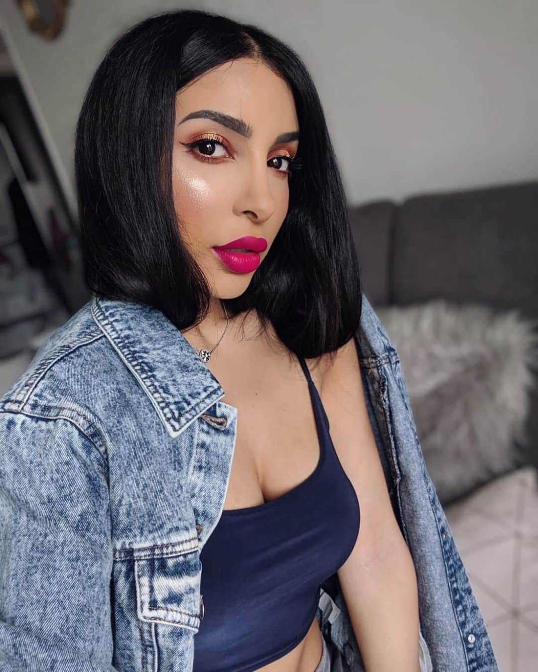 sananasのインスタグラム：「Hello Happy 😆 Si si je vous assure que je suis heureuse sur cette photo ah ah ! Je vous présente la nouvelle star ⭐️ de chez @BenefitFrance : Hello Happy Flawless Brightening ! Un fond de teint qui donne le sourire 😃 Pourquoi ? Par ce qu’il a une couvrance moyenne comme j’aime et un effet naturel sur la peau comme j’aime aussi ! Il est hyper lumineux grace à ses pigments photochromiques qui lui donnent le pouvoir de s’adapter à toutes les lumières 😍Il contient également de l’acide hyaluronique qui retient jusqu’à 1000 fois son poids en eau 💦 pour maintenir l’hydratation de la peau et il a des acides de fleurs qui sont connus pour leur capacité à exfolier la peau ce qui la rend plus lisse et radieuse✨  Je n’étais malheureusement pas tombée amoureuse de son frère sorti l’an dernier et je vous l’avais dit en tout objectivité comme toujours vous me connaissez, mais alors là celui-là moi j’adore bravo Benefit 😍 Il coûte 33€ (17€ pour le mini) et est disponible en 12 teintes pour le moment, en exclu chez @SephoraFrance 🛍  Vous en pensez quoi de ce petit nouveau ? 🤔 Happy ou pas Happy ?  PS : Je porte la teinte 5 en fond de teint et pour le fond de teint poudre j’utilise le 4 sur la zone T. PS 2 : On dirait une photo d’enfant la numéro 2 non ? 😂 Je l’ai trouvé cute 👀 . . #BenefitFrance #HelloHappy #FondDeTeint #Foundation #MakeupNews #PostSponsoriseParBenefit」