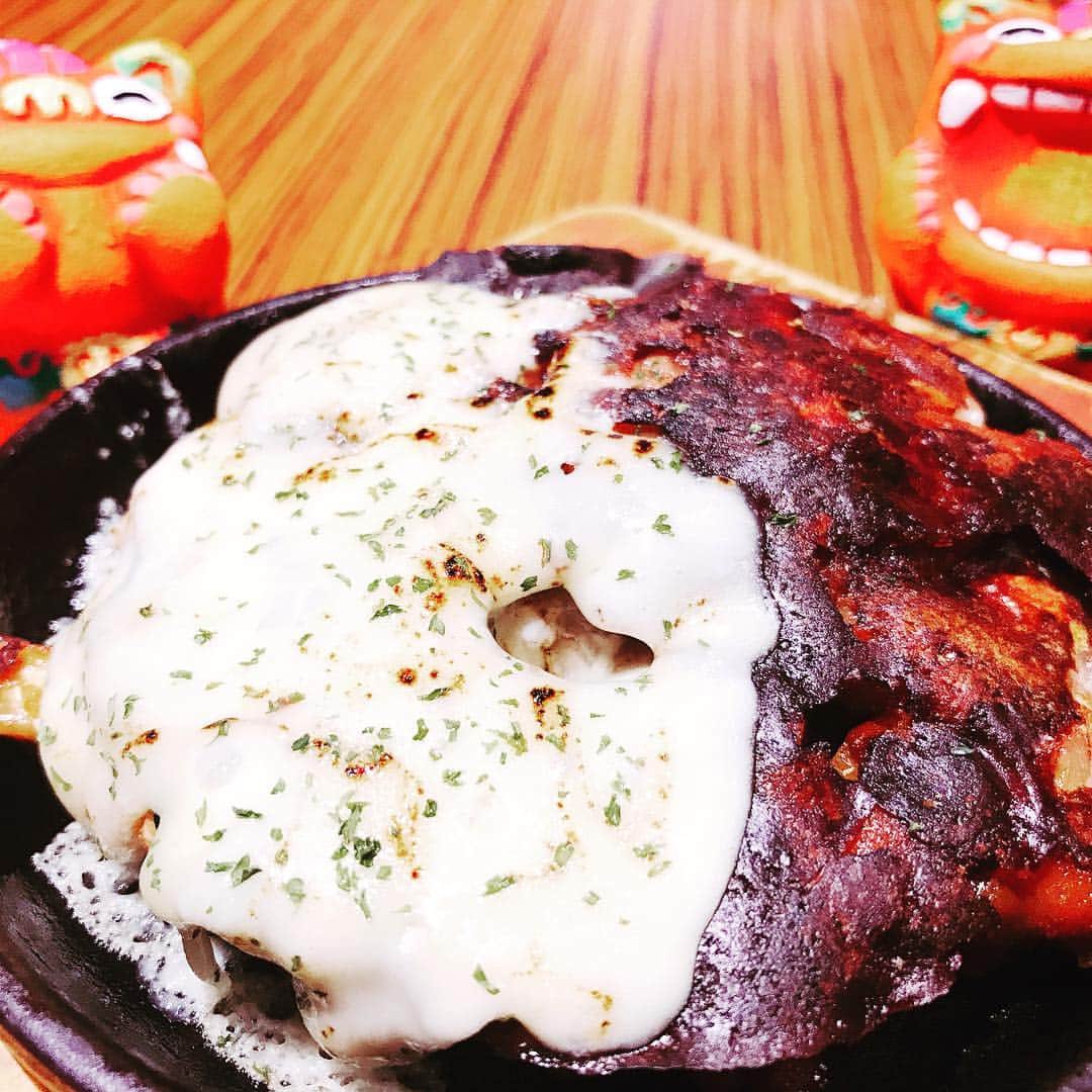のインスタグラム：「🌺ハイサーイ🌺 ・ 焼くん場一押しメニュー🍖 カリトロ焼きです🤗 ・ とろっとろに炊いた豚足を鉄板で焼いて仕上げました❣️ ・ お味はノーマル、チーズ、カレー、パイン、ハーフ&ハーフからお選び出来ます😋 ・ ハーフ&ハーフは2種類のお味が楽しめるので‼︎めちゃくちゃオススメです😎❤️ ・ 是非‼︎是非‼︎食べに来て下さい♪ お待ちしてまーす🤗  #焼き豚足 #鉄板料理#天王寺居酒屋#おでん#沖縄料理#裏阿倍野#日本酒#シーサー #焼くん場」