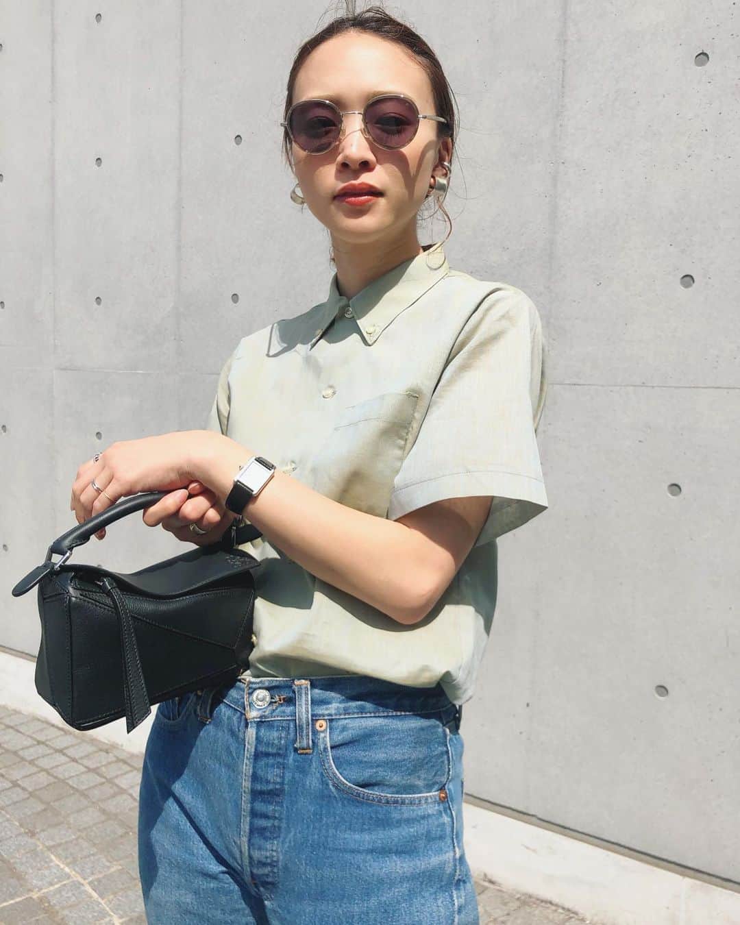 野尻美穂のインスタグラム：「玉虫色のBDシャツ。 LAで見つけたジャストサイズ。 なので顔もキリっとしてみました。（なので？ グラノーラもなくなっちゃったし、また行きたいなぁ🤔💭✈️ #反り腰 #顔に映る影すごい」