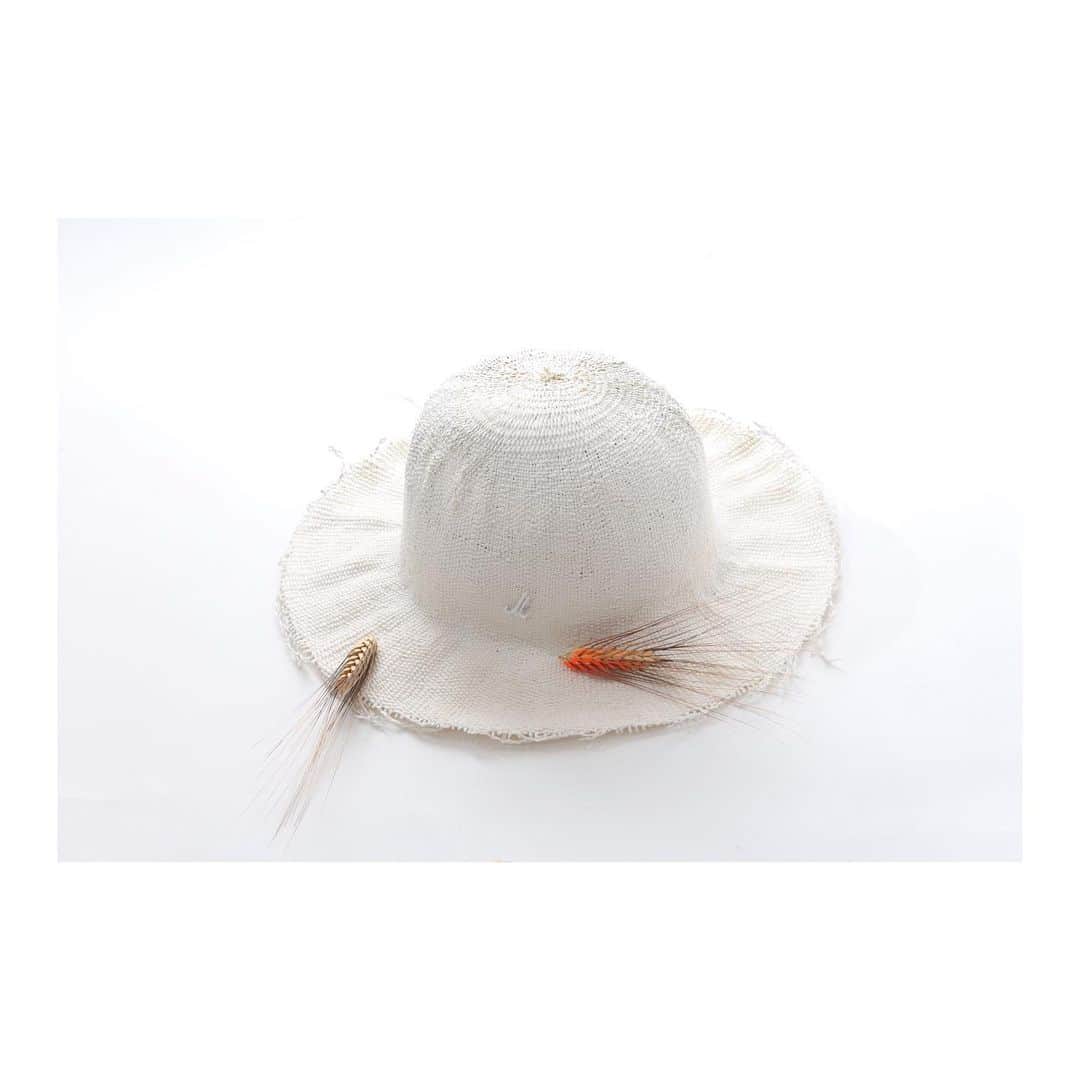 ミュールバウアーさんのインスタグラム写真 - (ミュールバウアーInstagram)「Mühlbauer | #ss19 ▫️ FARIN. It’s a #summery hat with a basic shape. It’s made of a paper fibre weave. The #brim edge is slightly #frayed . Farin is perfect for #travel and #beach , but also for every day #summerwear in town - f.e. #vienna 🖤 #muhlbauer #hatmakers」6月27日 18時42分 - muehlbauer_hats