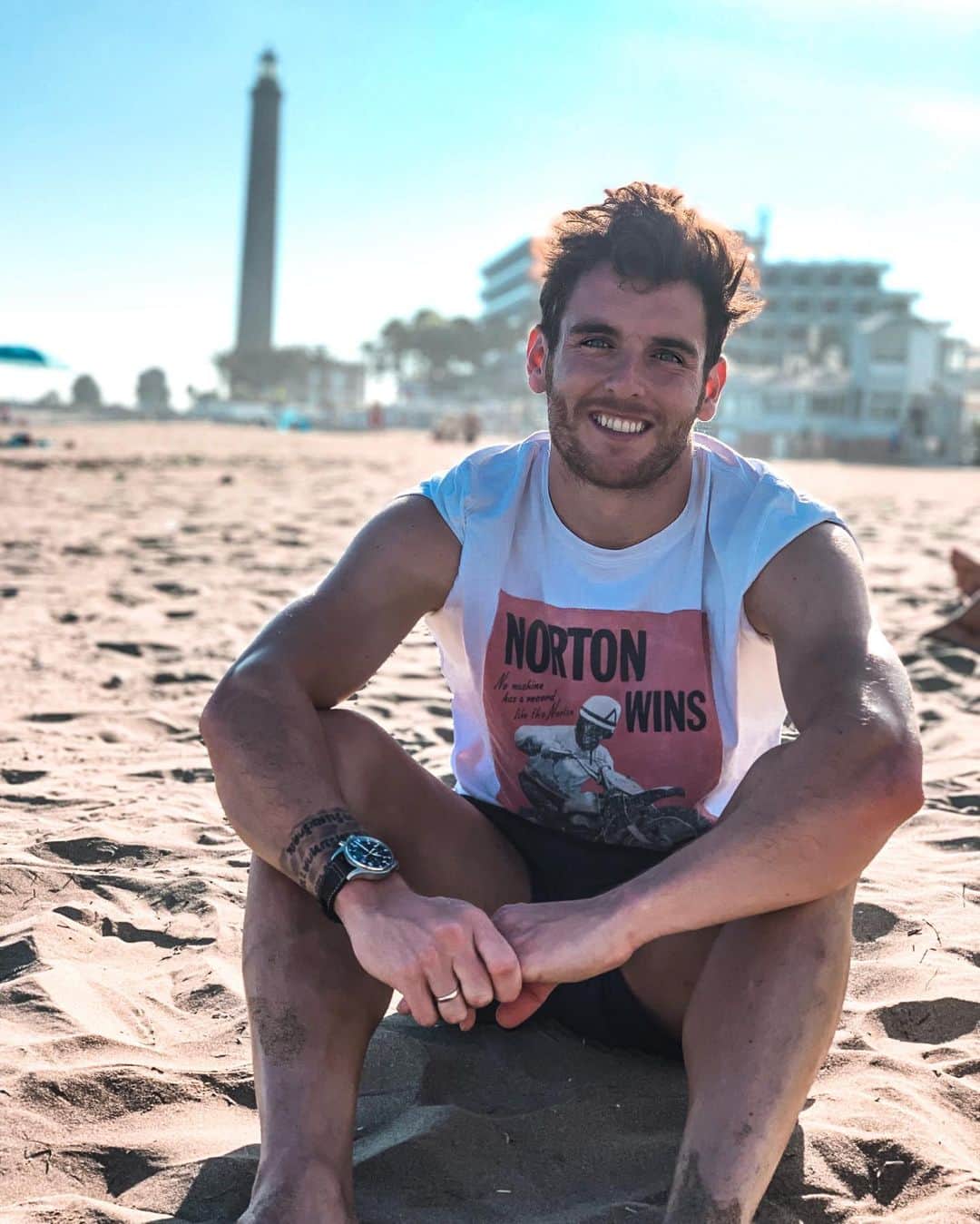イバイ・ゴメスのインスタグラム：「¡Hay tiempo para todo! 🏖  Pero todo se termina. Última semana de vacaciones ☀️」